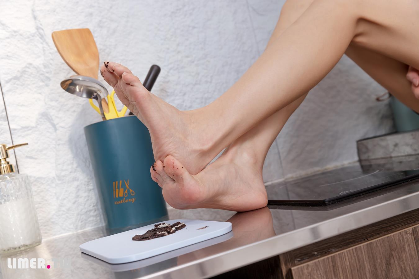 图片[73]-Limerence原创 NO.025 EJ运动短裙 网袜裸足踩oreo喂你吃 (2) [73P] – 速更版-美库