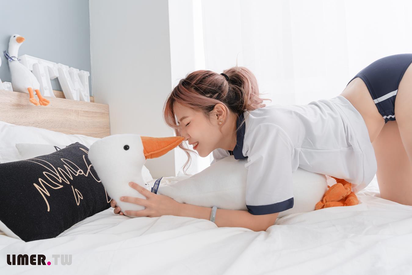 图片[80]-Limerence原创 NO.032 水密桃味女孩小艾啾啾体育服热身大秀裸足[130P] – 速更版-美库