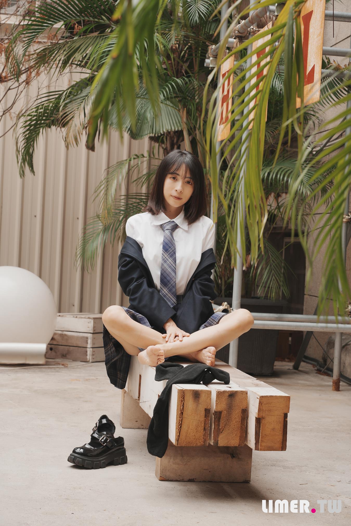 图片[40]-Limerence原创 NO.037 子子 JK小腿袜到裸足的偷窥视角[181P] – 速更版-美库