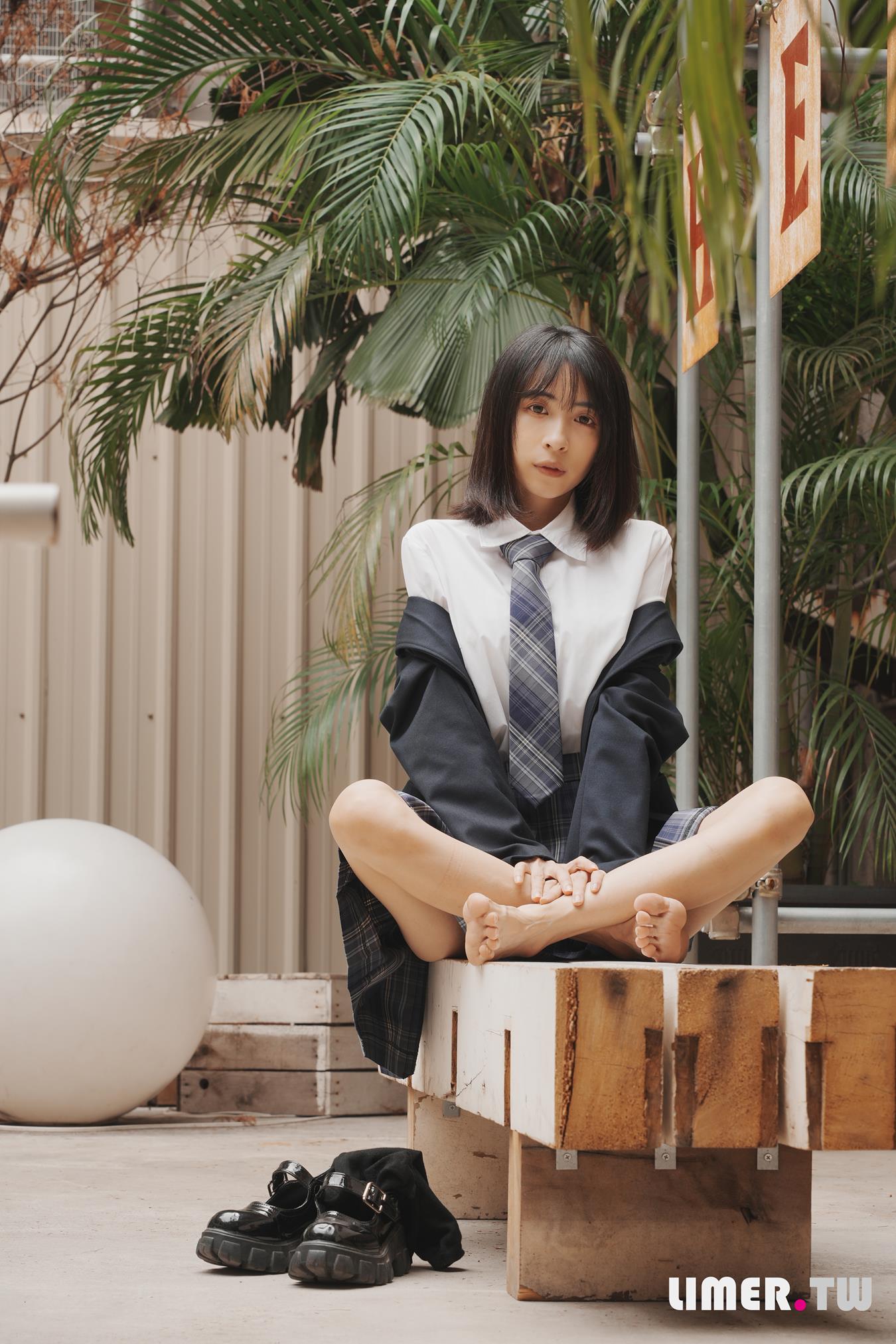 图片[41]-Limerence原创 NO.037 子子 JK小腿袜到裸足的偷窥视角[181P] – 速更版-美库