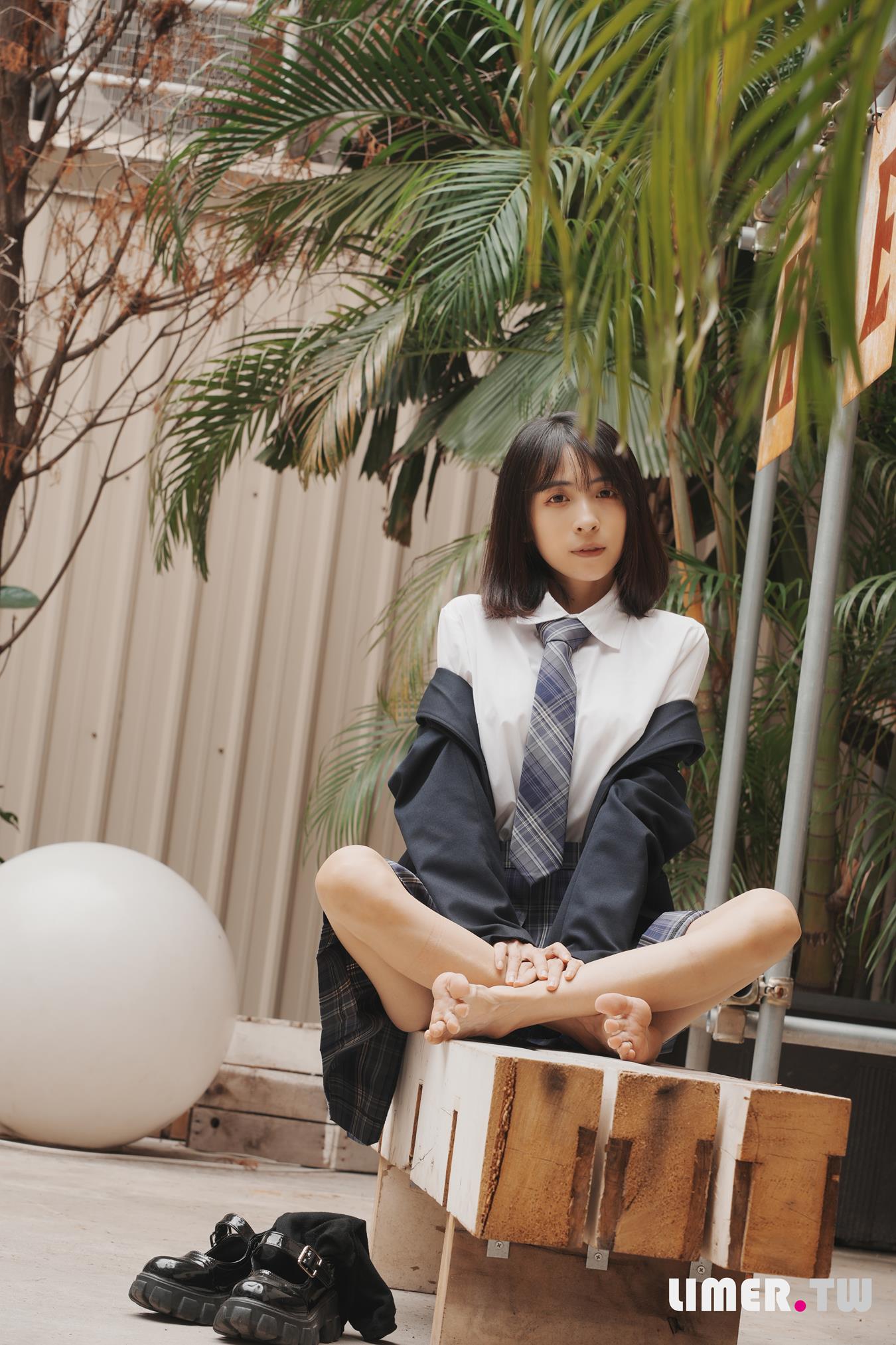 图片[44]-Limerence原创 NO.037 子子 JK小腿袜到裸足的偷窥视角[181P] – 速更版-美库