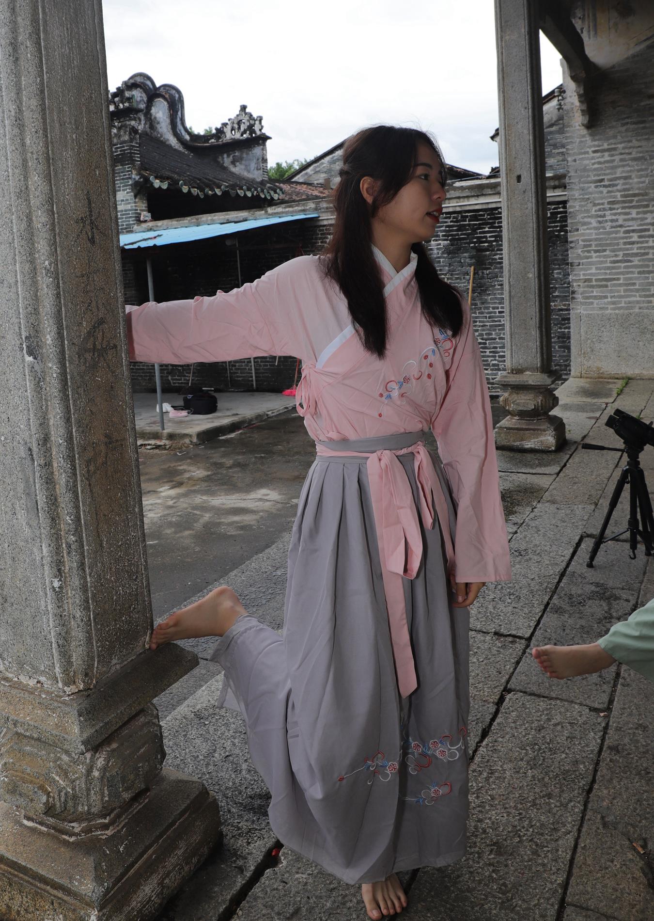 图片[16]-[Pary学生模拍] No.017 小淇穿上汉服赤脚游玩古镇 [134P] – 速更版-美库