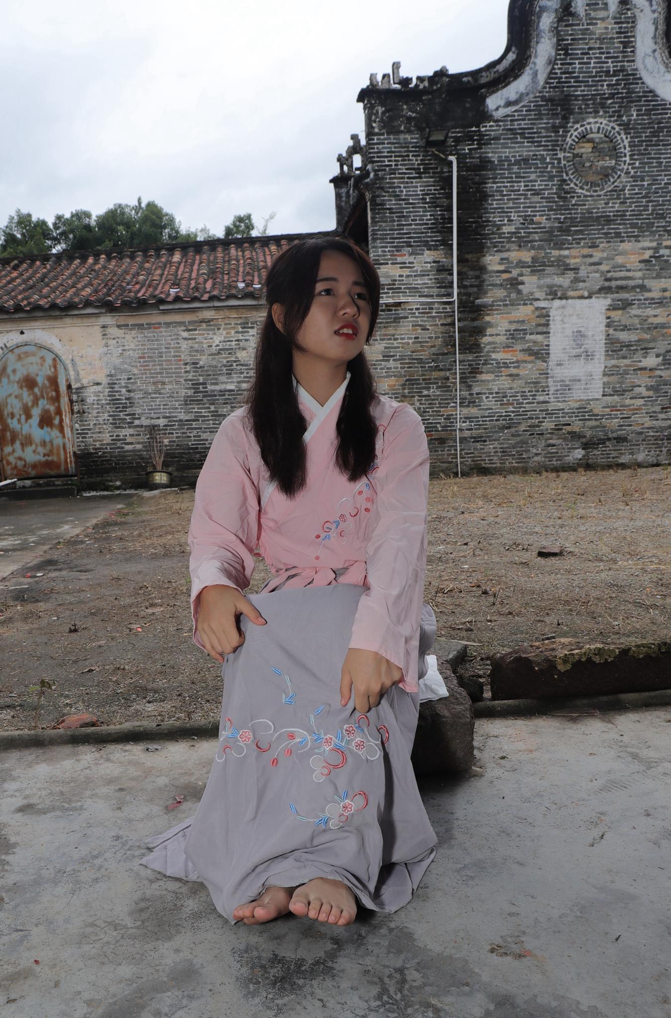 图片[41]-[Pary学生模拍] No.017 小淇穿上汉服赤脚游玩古镇 [134P] – 速更版-美库