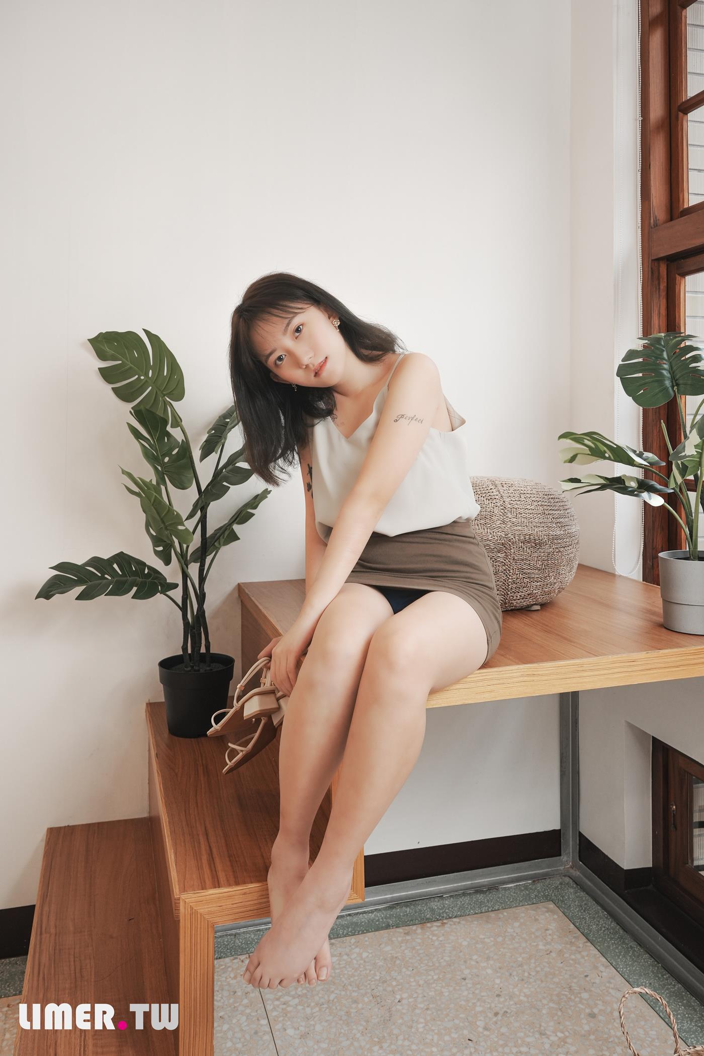 图片[30]-Limerence原创 NO.046 素人Una 凉鞋抹润滑膏[161P] – 速更版-美库