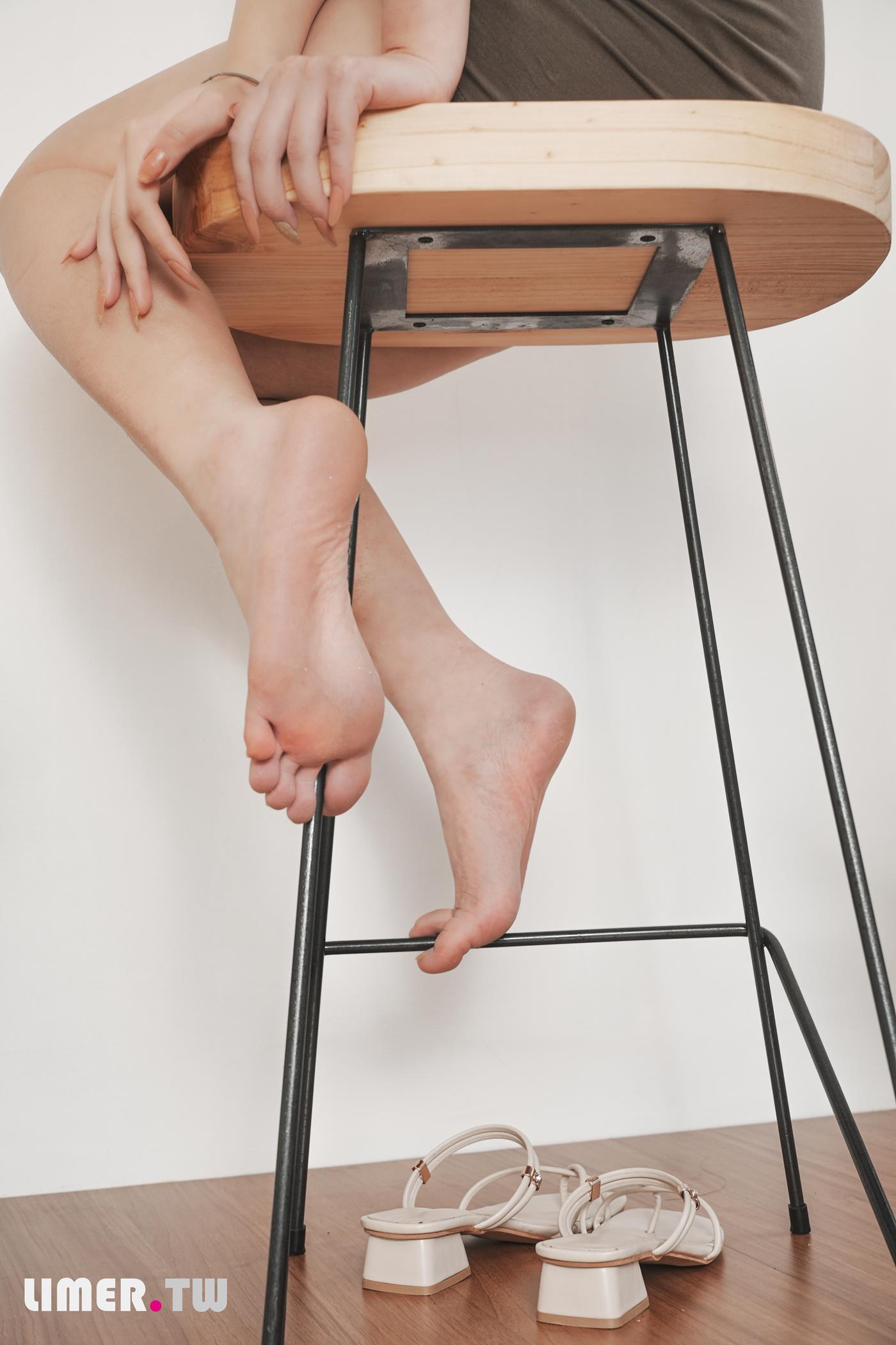 图片[90]-Limerence原创 NO.046 素人Una 凉鞋抹润滑膏[161P] – 速更版-美库