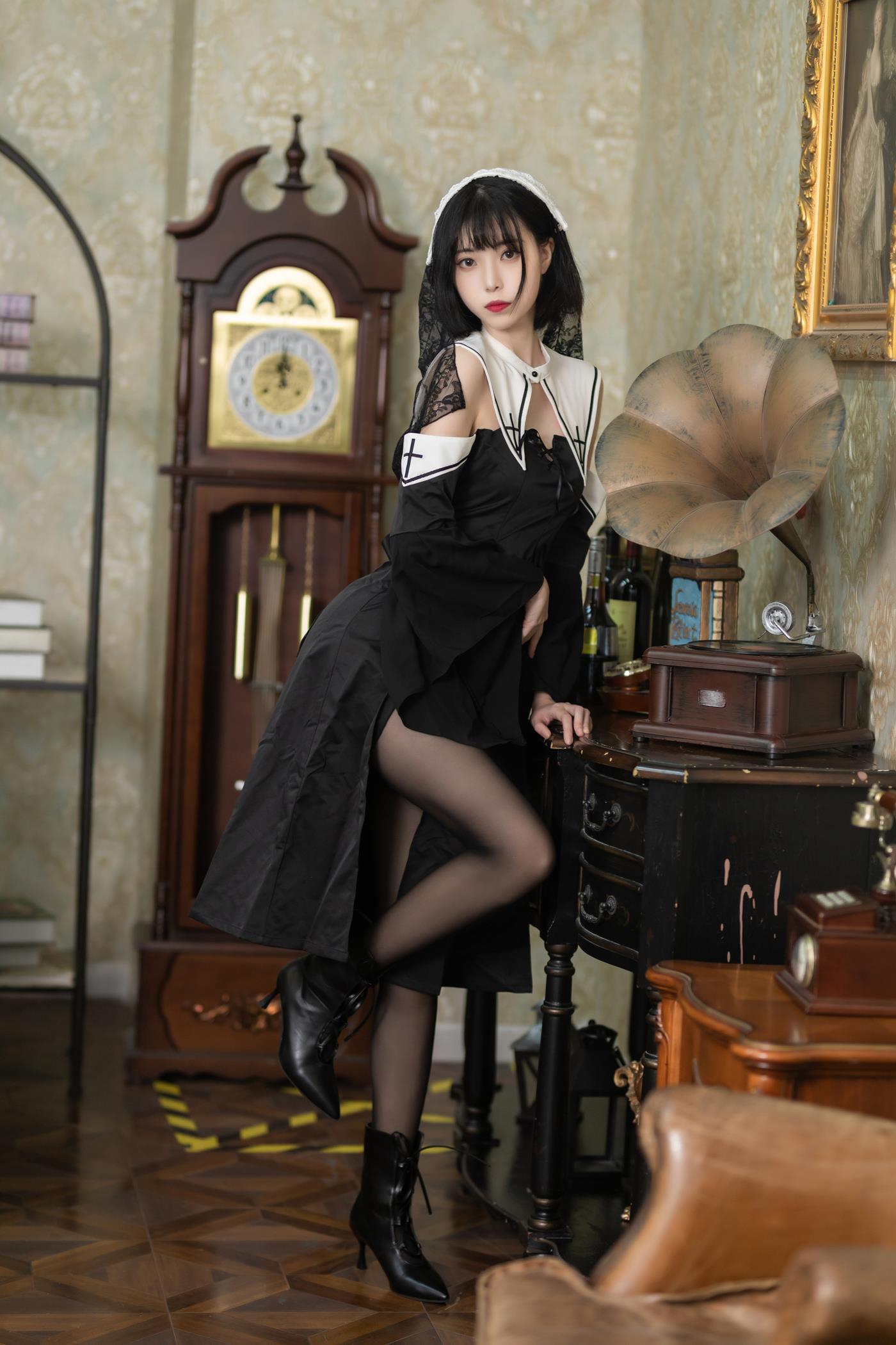 图片[26]-许岚(叁月life)  – 暗黑修女[40P] – 速更版-美库