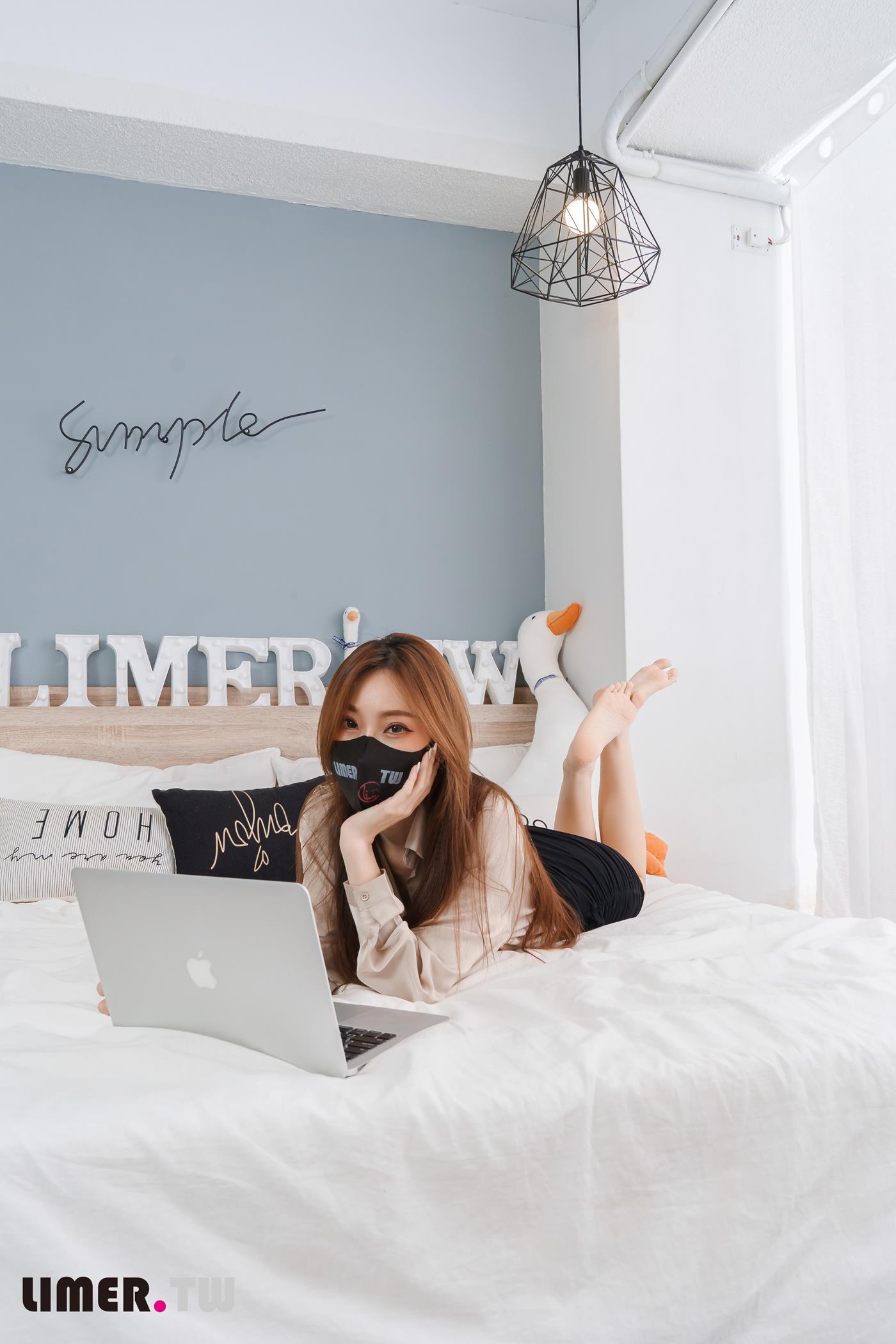 图片[13]-Limerence原创 NO.051 語葳女神 OL 床上办公 极品嫩足桌下露出[103P] – 速更版-美库