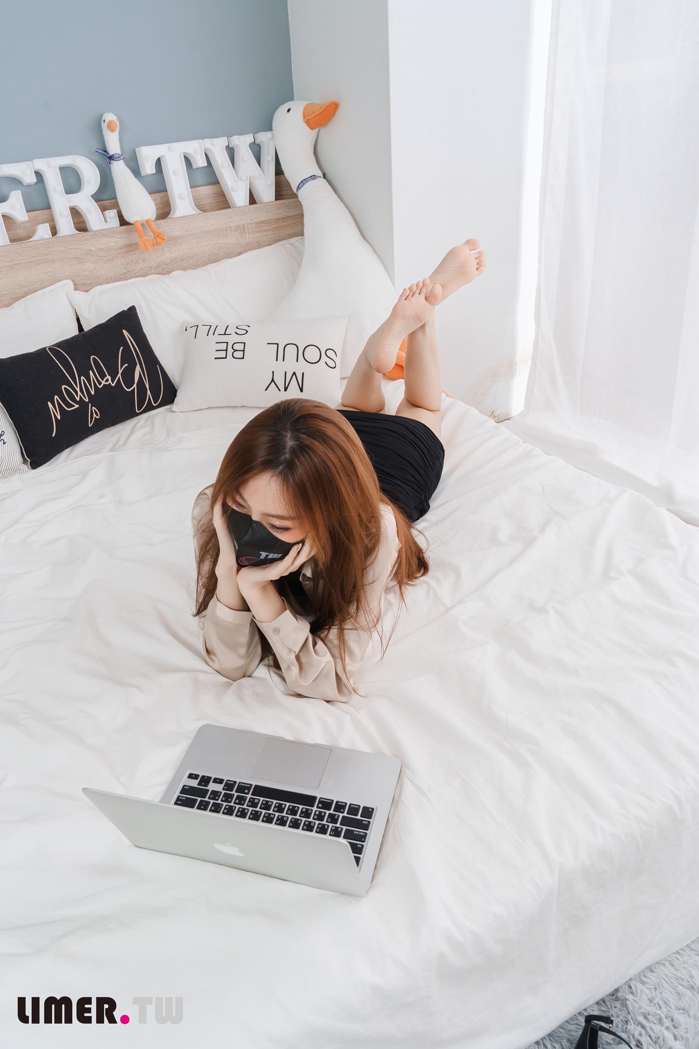 图片[16]-Limerence原创 NO.051 語葳女神 OL 床上办公 极品嫩足桌下露出[103P] – 速更版-美库