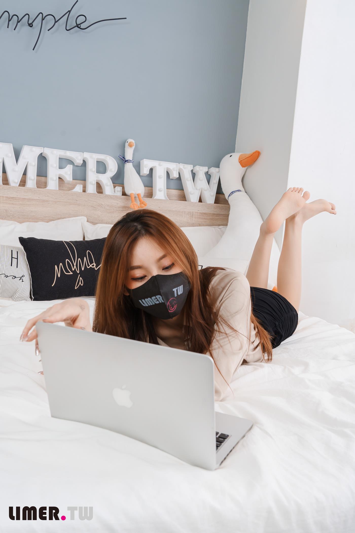 图片[17]-Limerence原创 NO.051 語葳女神 OL 床上办公 极品嫩足桌下露出[103P] – 速更版-美库