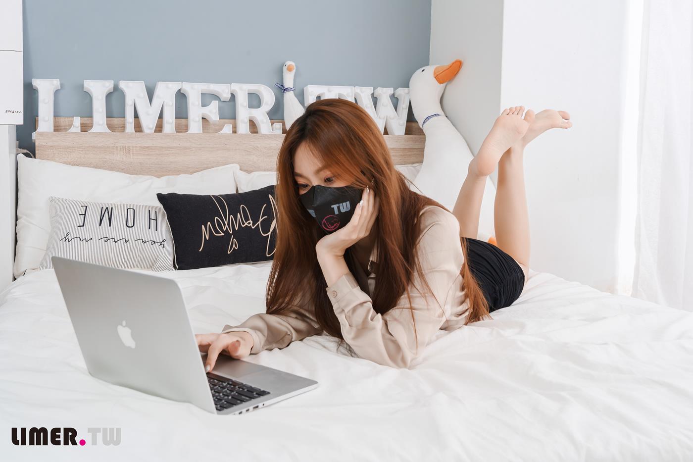 图片[18]-Limerence原创 NO.051 語葳女神 OL 床上办公 极品嫩足桌下露出[103P] – 速更版-美库