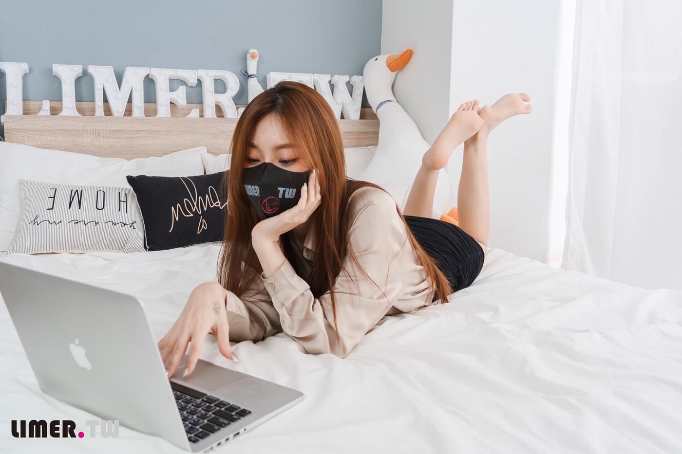 图片[20]-Limerence原创 NO.051 語葳女神 OL 床上办公 极品嫩足桌下露出[103P] – 速更版-美库