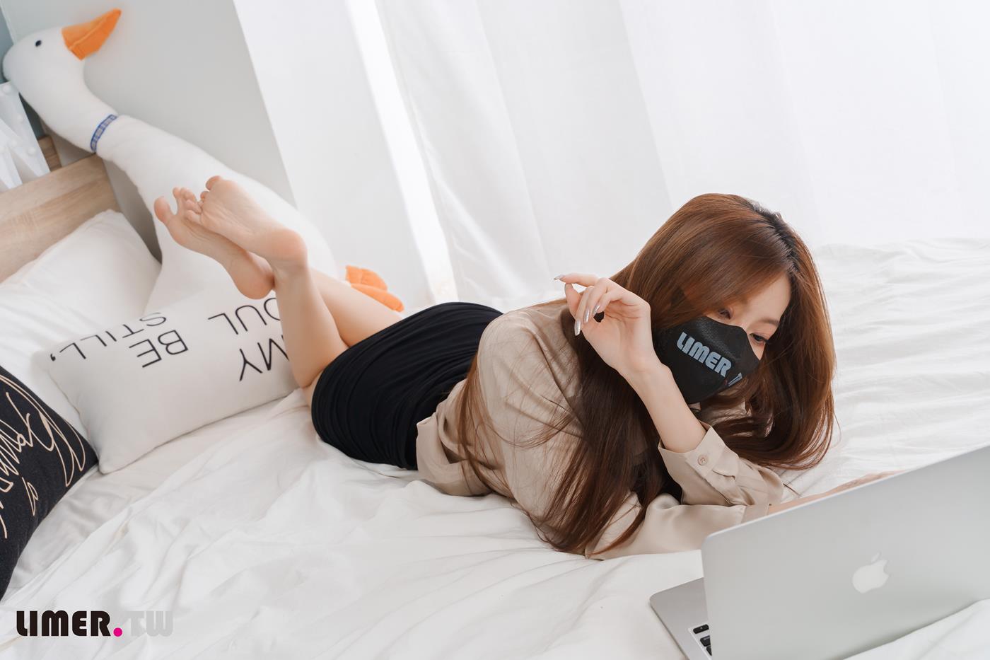 图片[24]-Limerence原创 NO.051 語葳女神 OL 床上办公 极品嫩足桌下露出[103P] – 速更版-美库