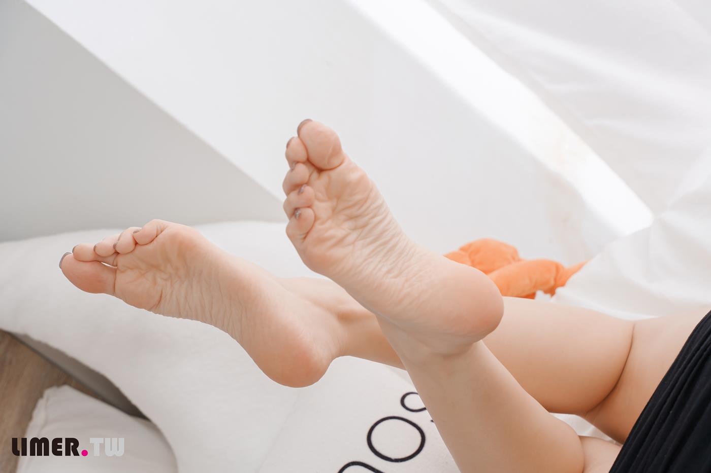 图片[26]-Limerence原创 NO.051 語葳女神 OL 床上办公 极品嫩足桌下露出[103P] – 速更版-美库