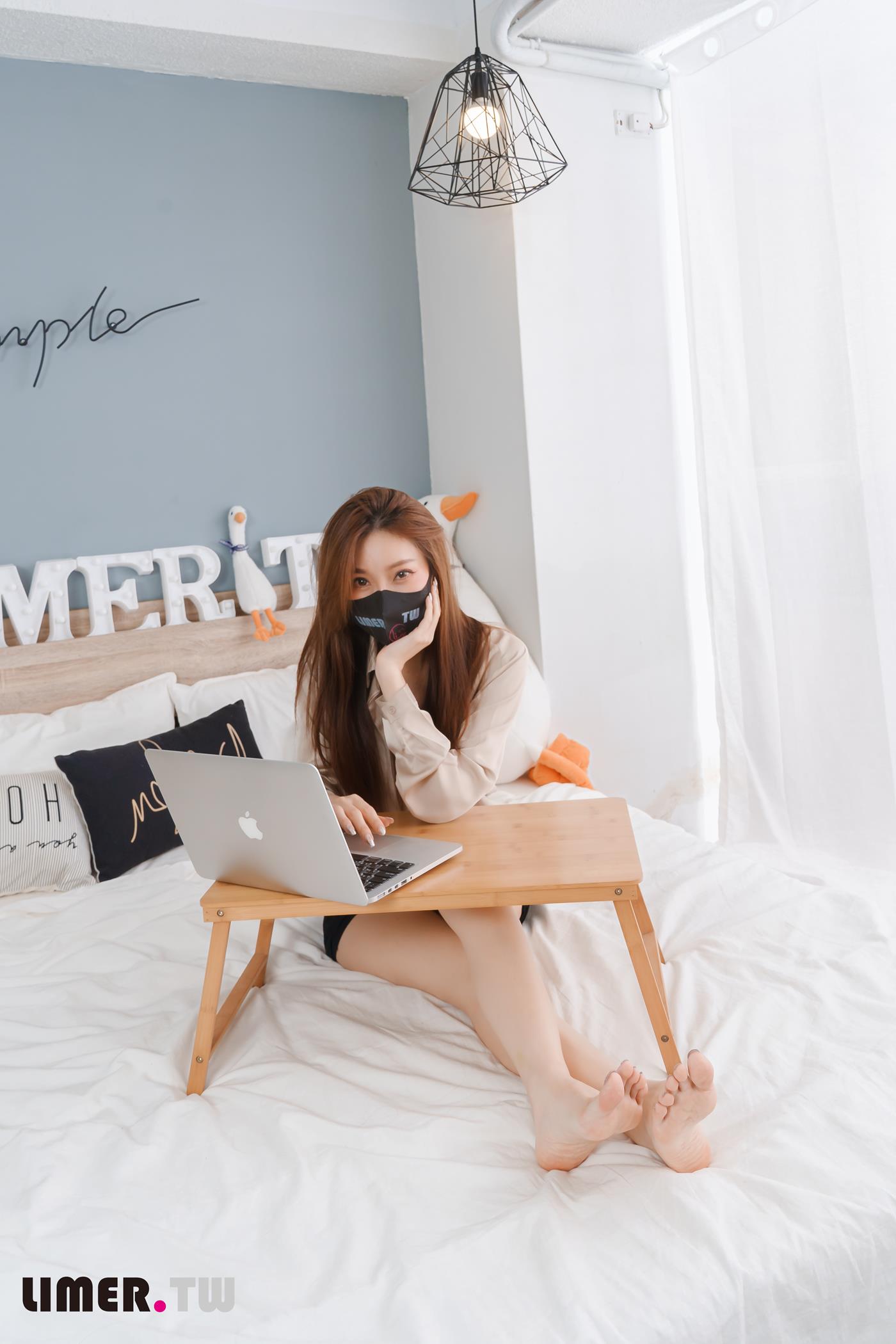 图片[34]-Limerence原创 NO.051 語葳女神 OL 床上办公 极品嫩足桌下露出[103P] – 速更版-美库