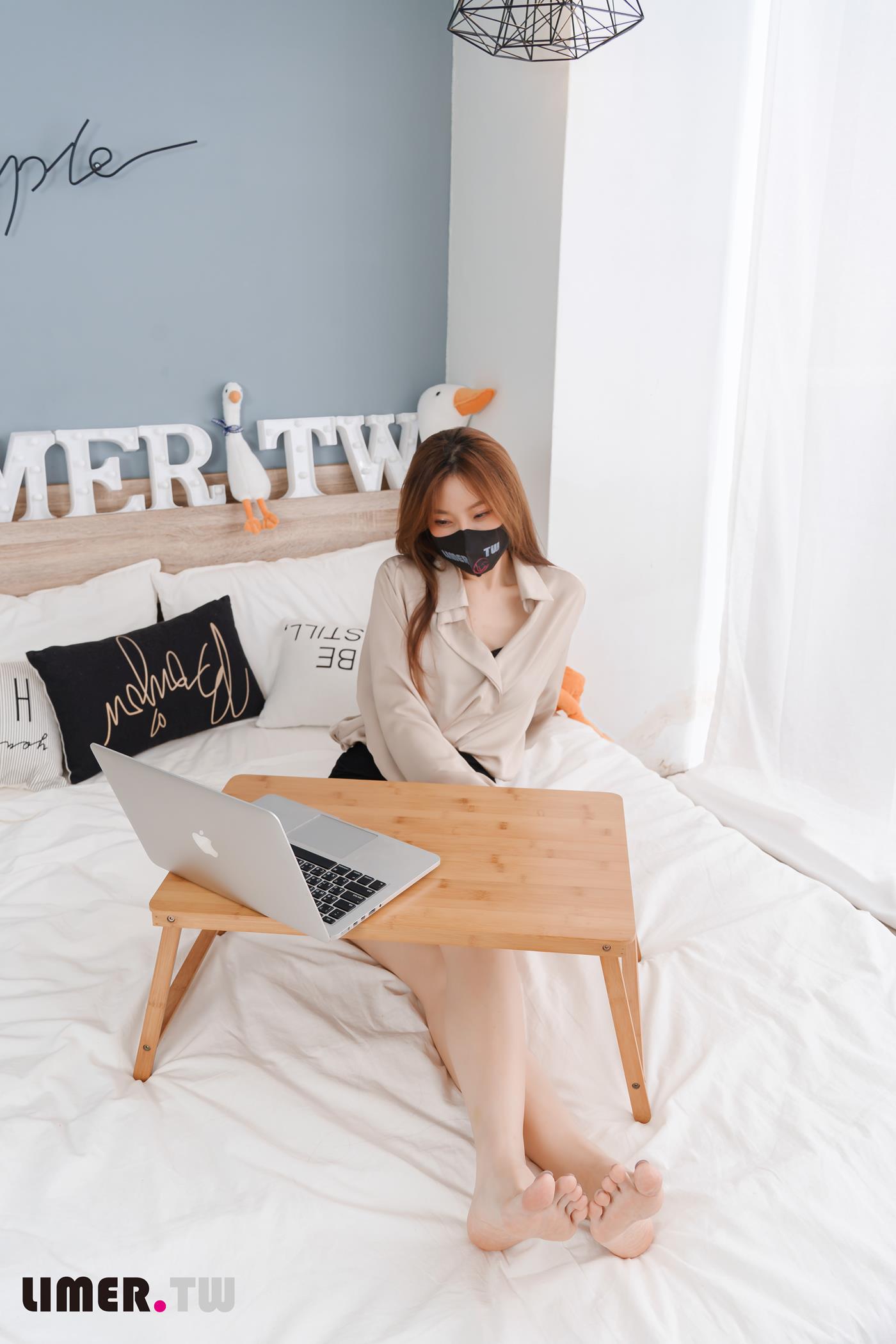 图片[39]-Limerence原创 NO.051 語葳女神 OL 床上办公 极品嫩足桌下露出[103P] – 速更版-美库