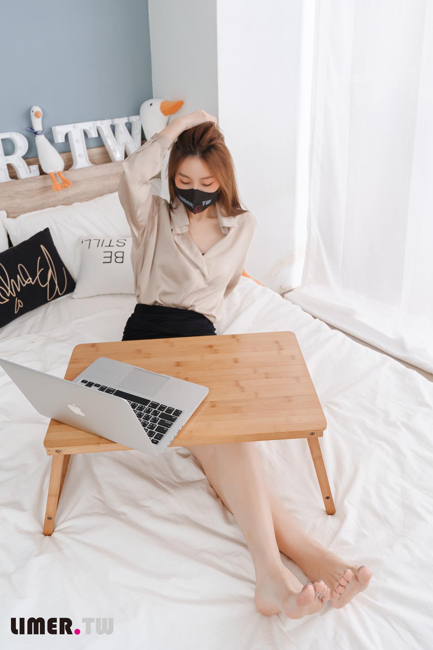 图片[40]-Limerence原创 NO.051 語葳女神 OL 床上办公 极品嫩足桌下露出[103P] – 速更版-美库