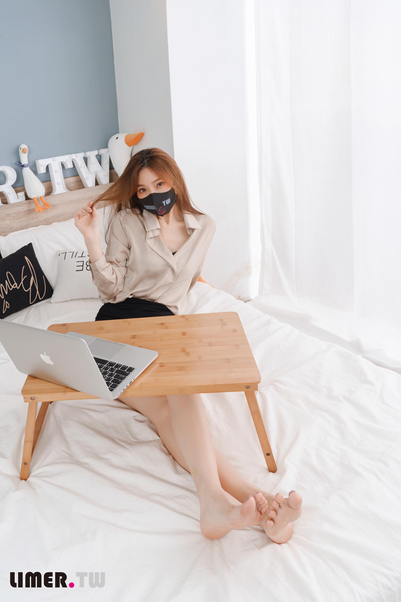 图片[41]-Limerence原创 NO.051 語葳女神 OL 床上办公 极品嫩足桌下露出[103P] – 速更版-美库