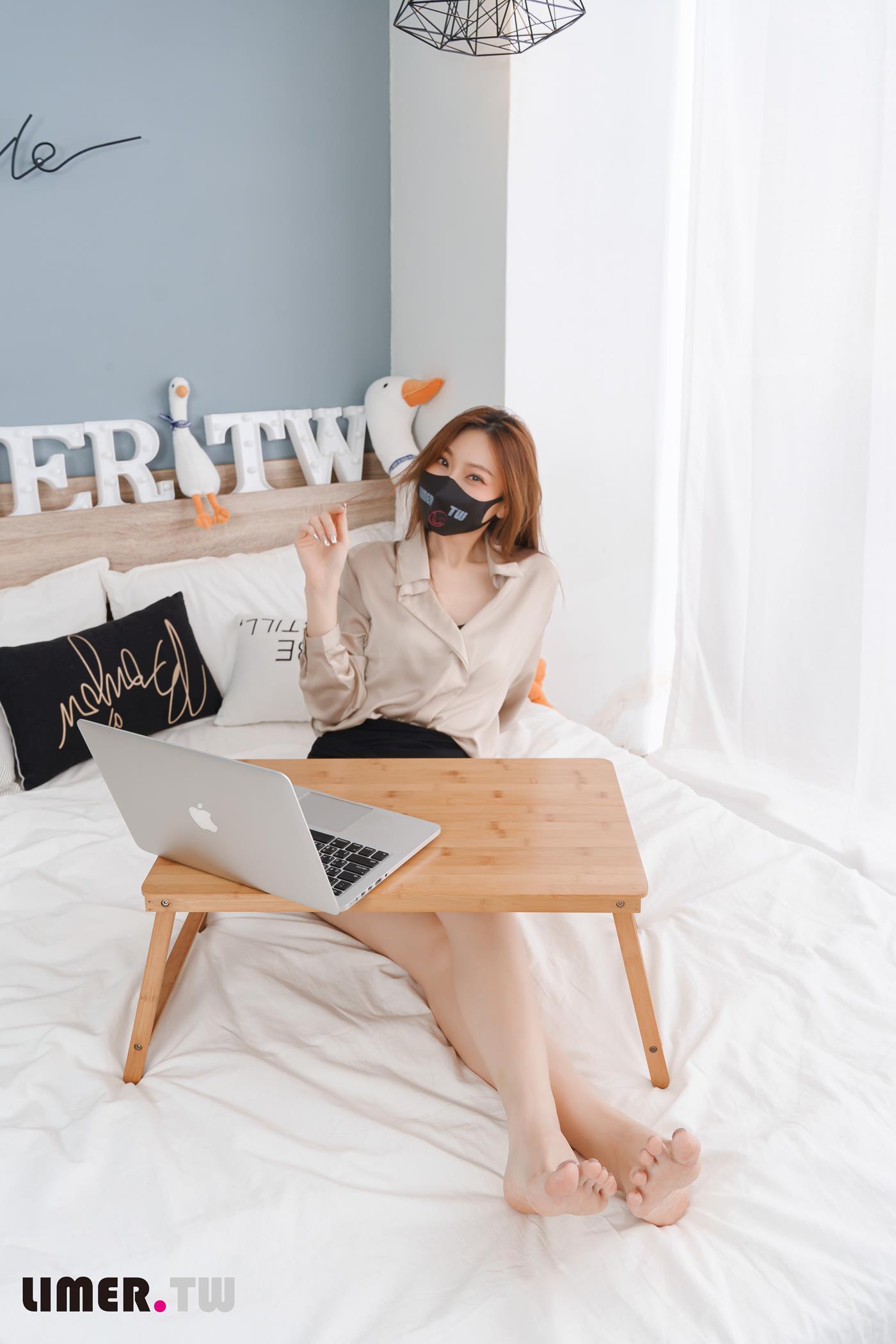 图片[42]-Limerence原创 NO.051 語葳女神 OL 床上办公 极品嫩足桌下露出[103P] – 速更版-美库