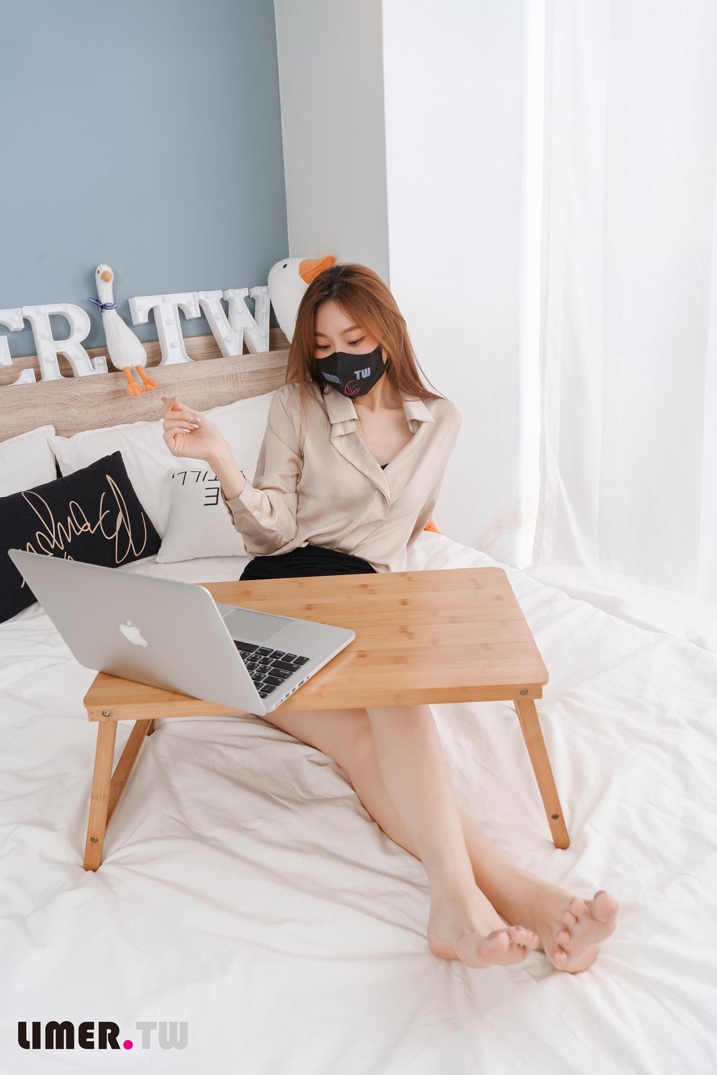 图片[43]-Limerence原创 NO.051 語葳女神 OL 床上办公 极品嫩足桌下露出[103P] – 速更版-美库