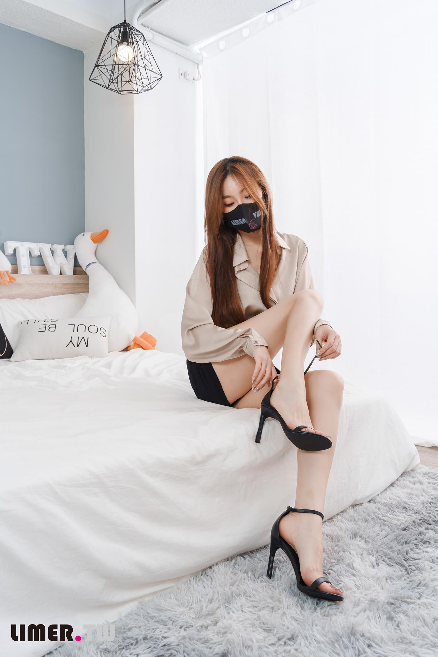 图片[60]-Limerence原创 NO.051 語葳女神 OL 床上办公 极品嫩足桌下露出[103P] – 速更版-美库
