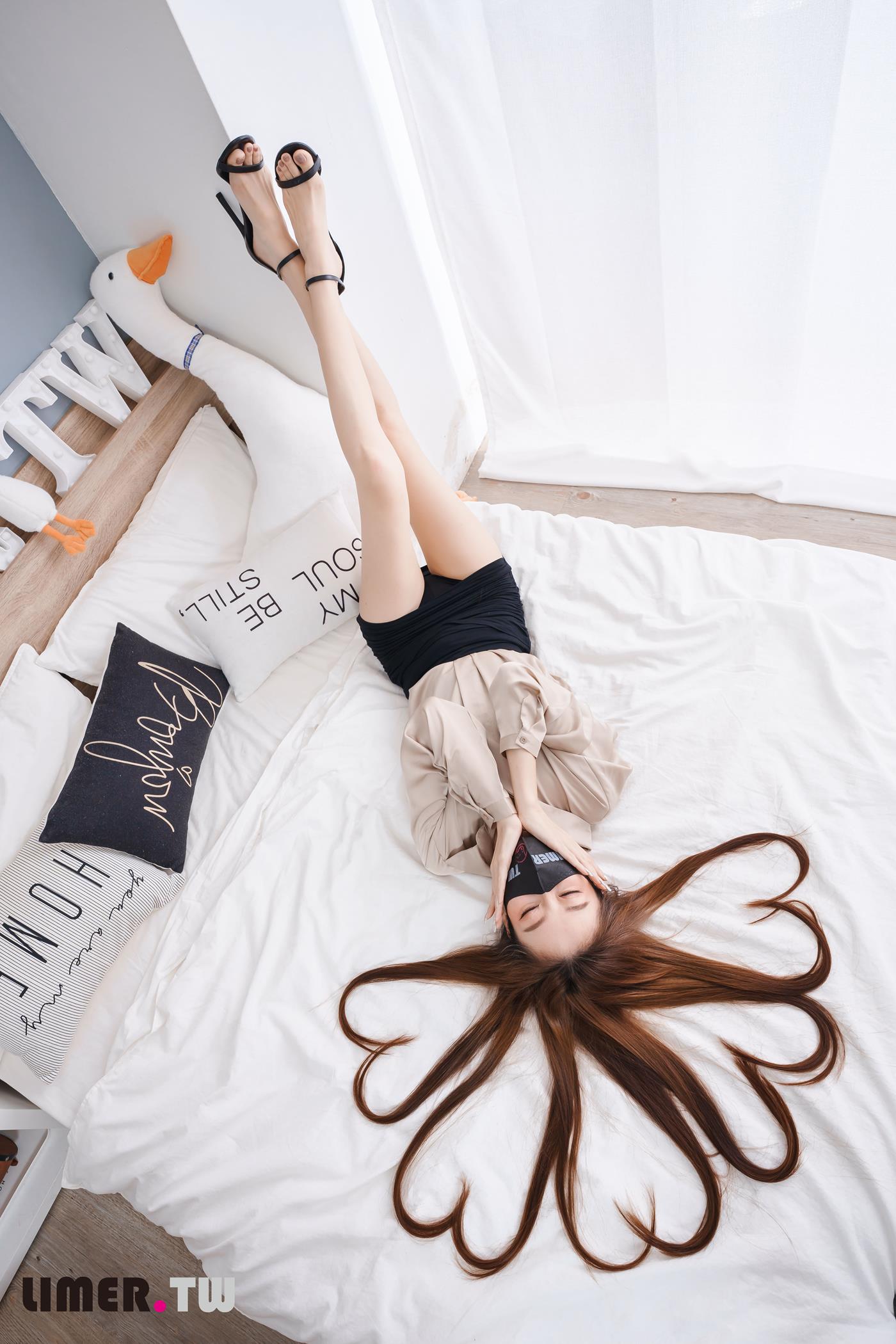 图片[78]-Limerence原创 NO.051 語葳女神 OL 床上办公 极品嫩足桌下露出[103P] – 速更版-美库