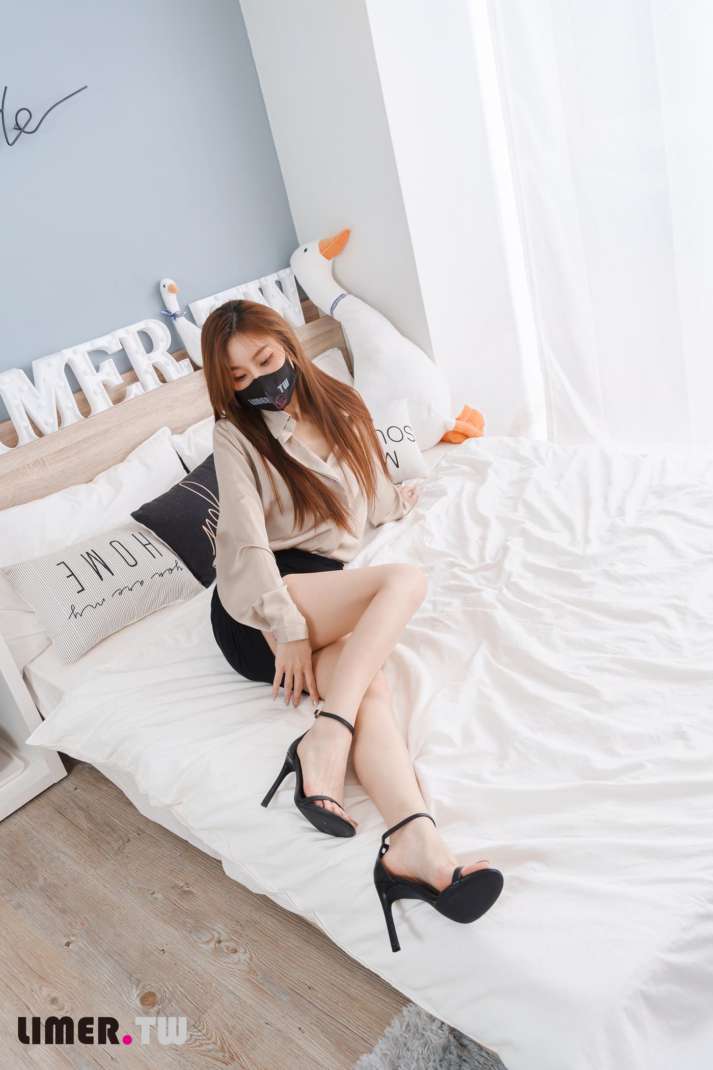 图片[86]-Limerence原创 NO.051 語葳女神 OL 床上办公 极品嫩足桌下露出[103P] – 速更版-美库
