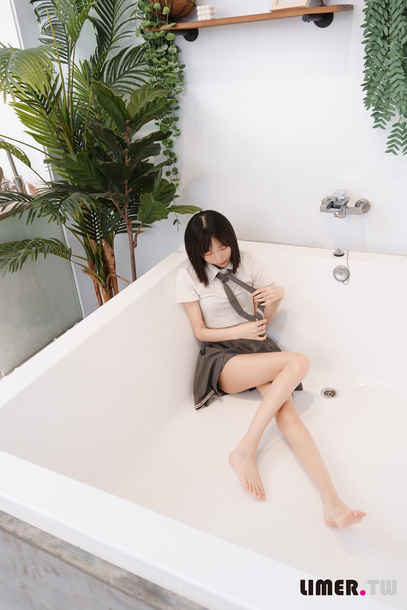 图片[65]-Limerence原创 NO.052 素人林莹 JK小隻馬の性感裸足[166P] – 速更版-美库