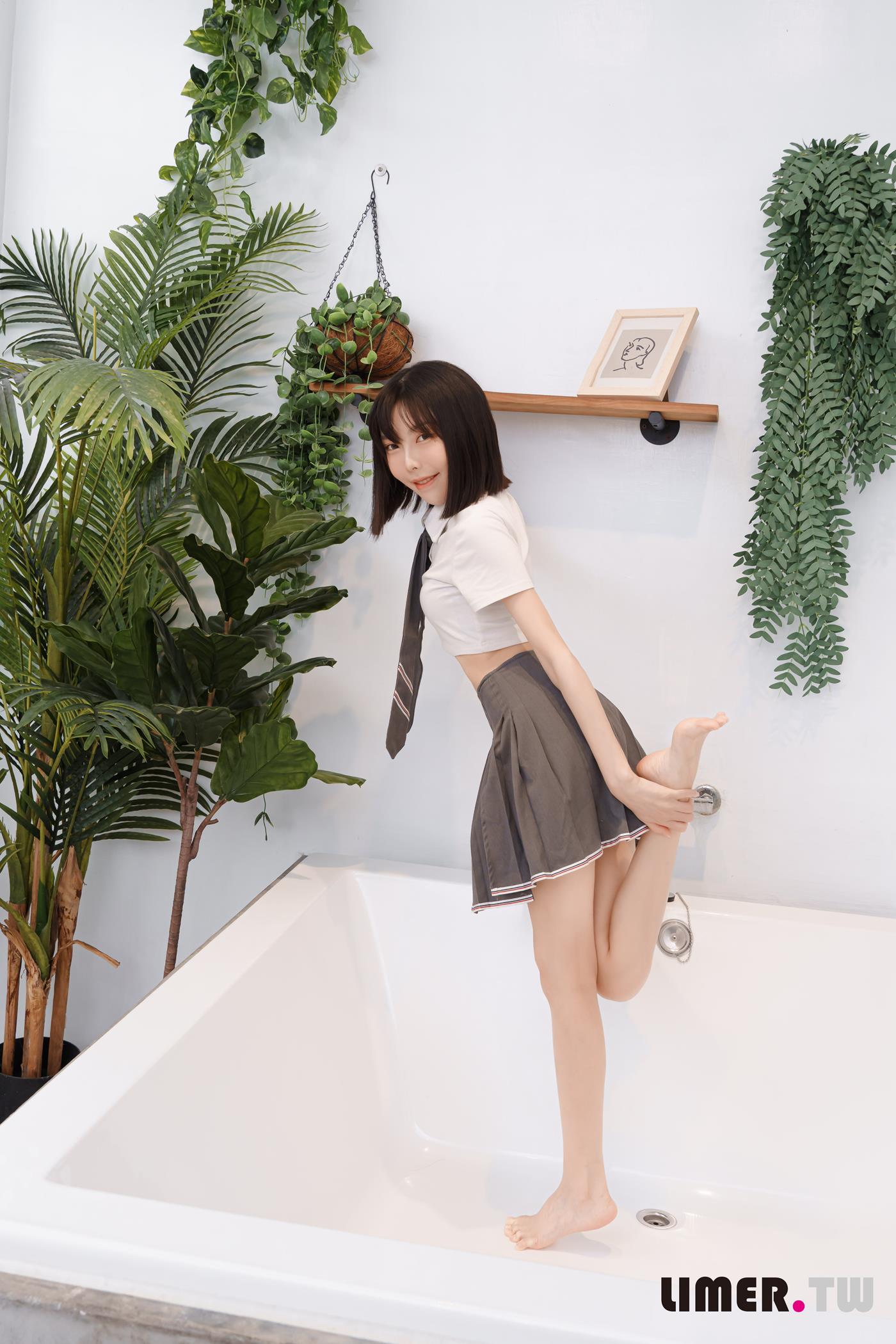 图片[70]-Limerence原创 NO.052 素人林莹 JK小隻馬の性感裸足[166P] – 速更版-美库