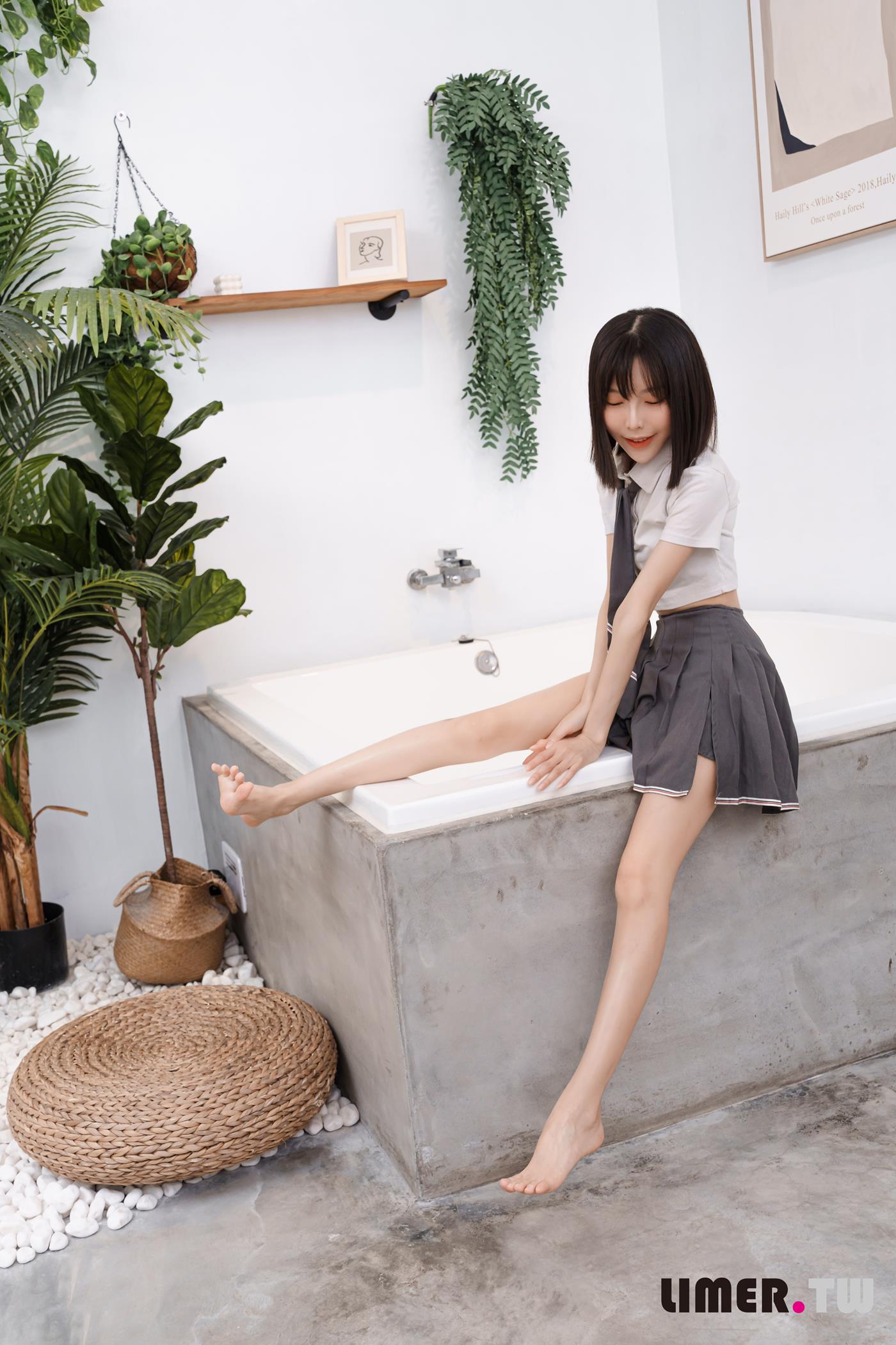 图片[81]-Limerence原创 NO.052 素人林莹 JK小隻馬の性感裸足[166P] – 速更版-美库