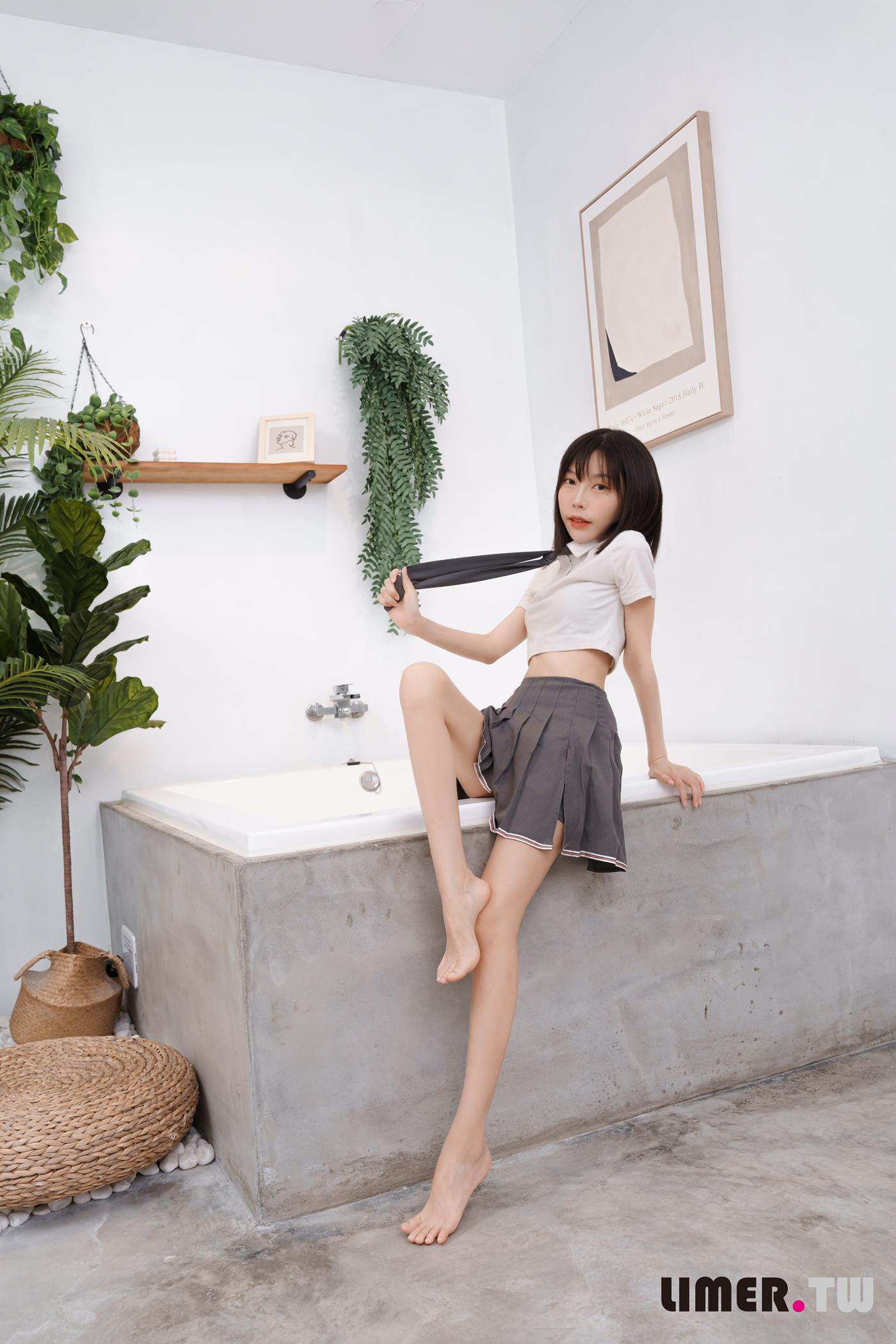 图片[82]-Limerence原创 NO.052 素人林莹 JK小隻馬の性感裸足[166P] – 速更版-美库