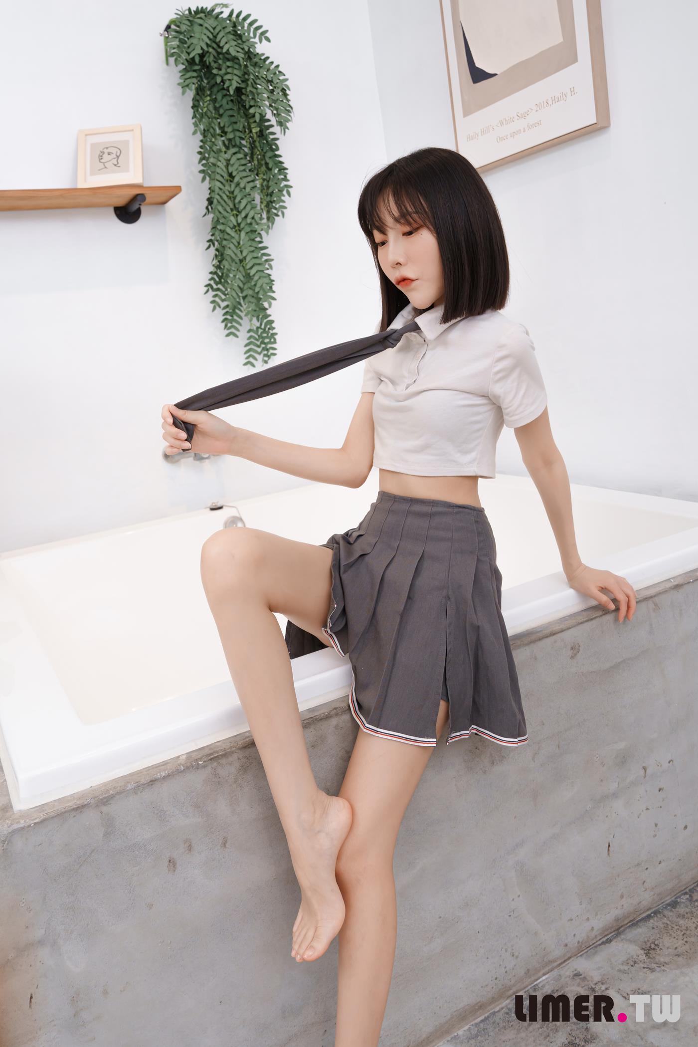 图片[83]-Limerence原创 NO.052 素人林莹 JK小隻馬の性感裸足[166P] – 速更版-美库