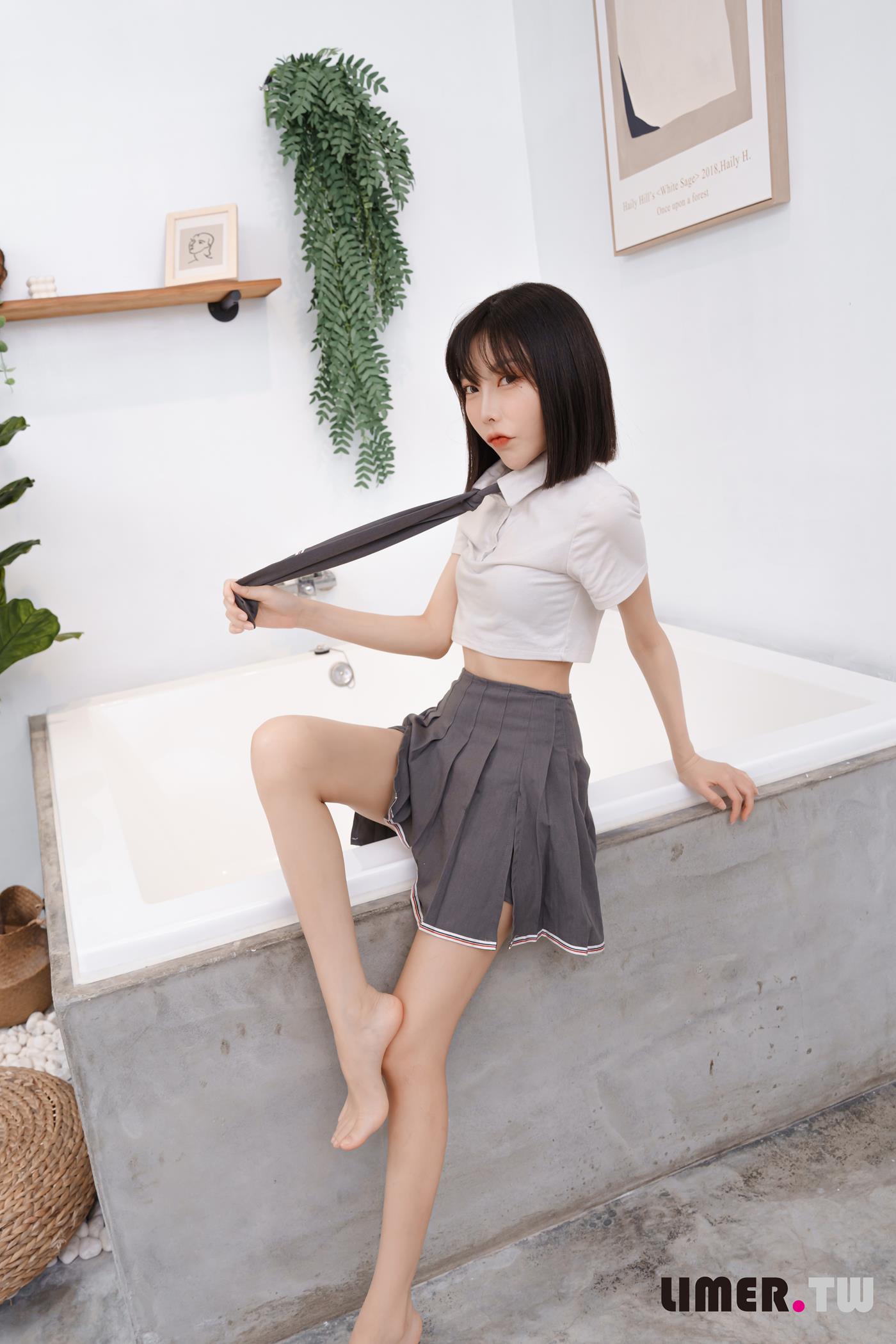 图片[84]-Limerence原创 NO.052 素人林莹 JK小隻馬の性感裸足[166P] – 速更版-美库