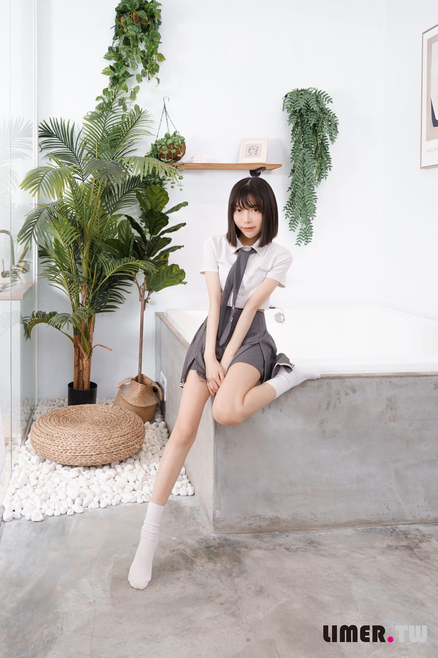 图片[158]-Limerence原创 NO.052 素人林莹 JK小隻馬の性感裸足[166P] – 速更版-美库