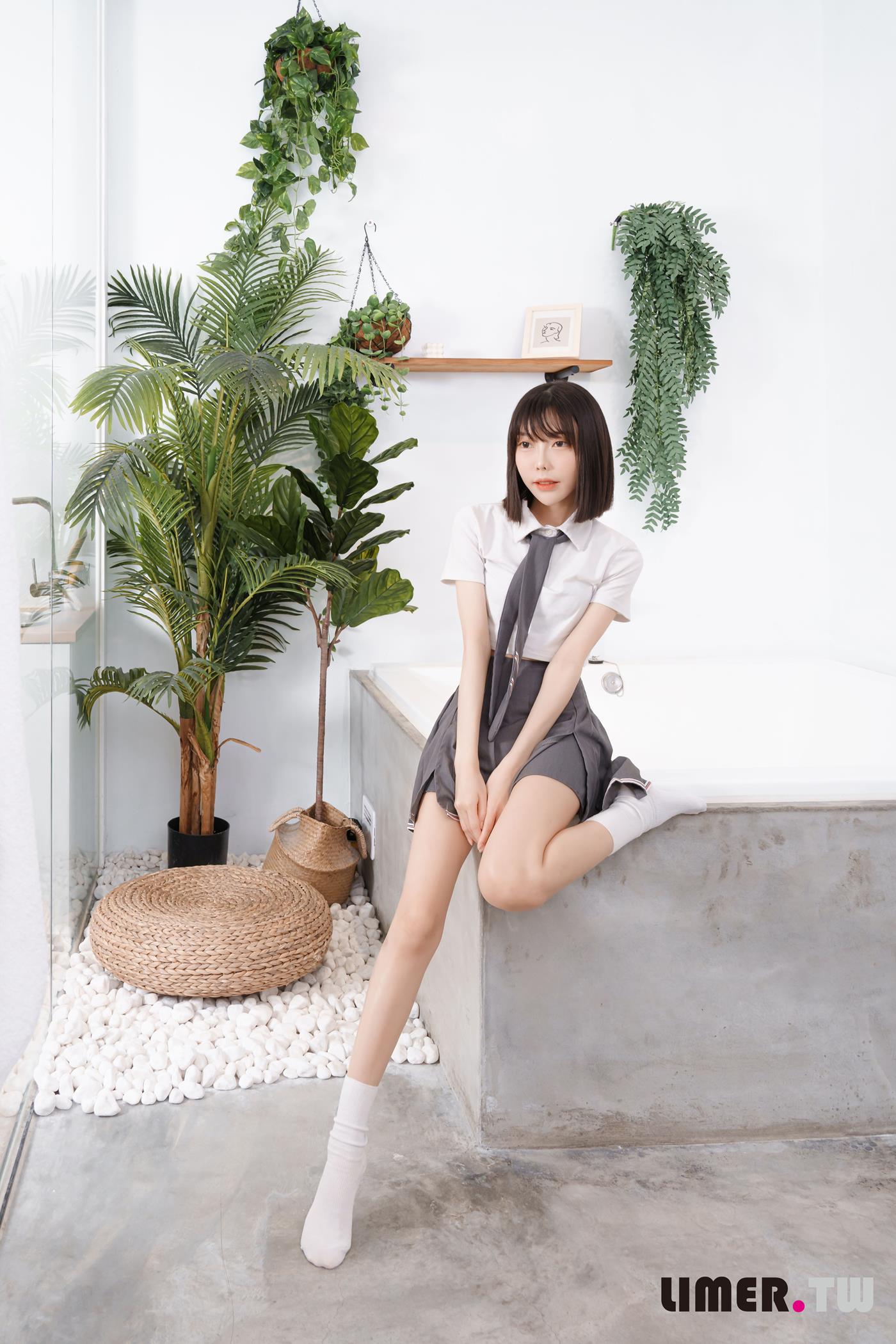 图片[159]-Limerence原创 NO.052 素人林莹 JK小隻馬の性感裸足[166P] – 速更版-美库