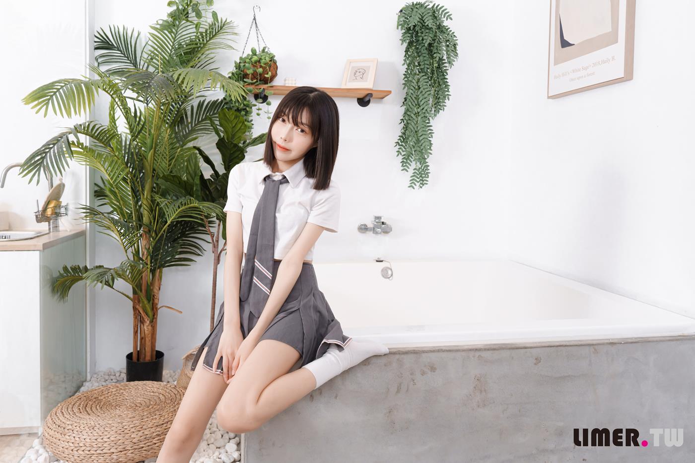 图片[161]-Limerence原创 NO.052 素人林莹 JK小隻馬の性感裸足[166P] – 速更版-美库