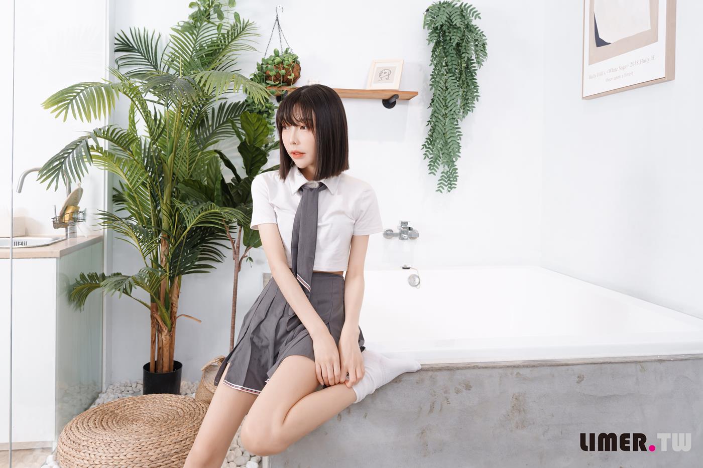 图片[162]-Limerence原创 NO.052 素人林莹 JK小隻馬の性感裸足[166P] – 速更版-美库