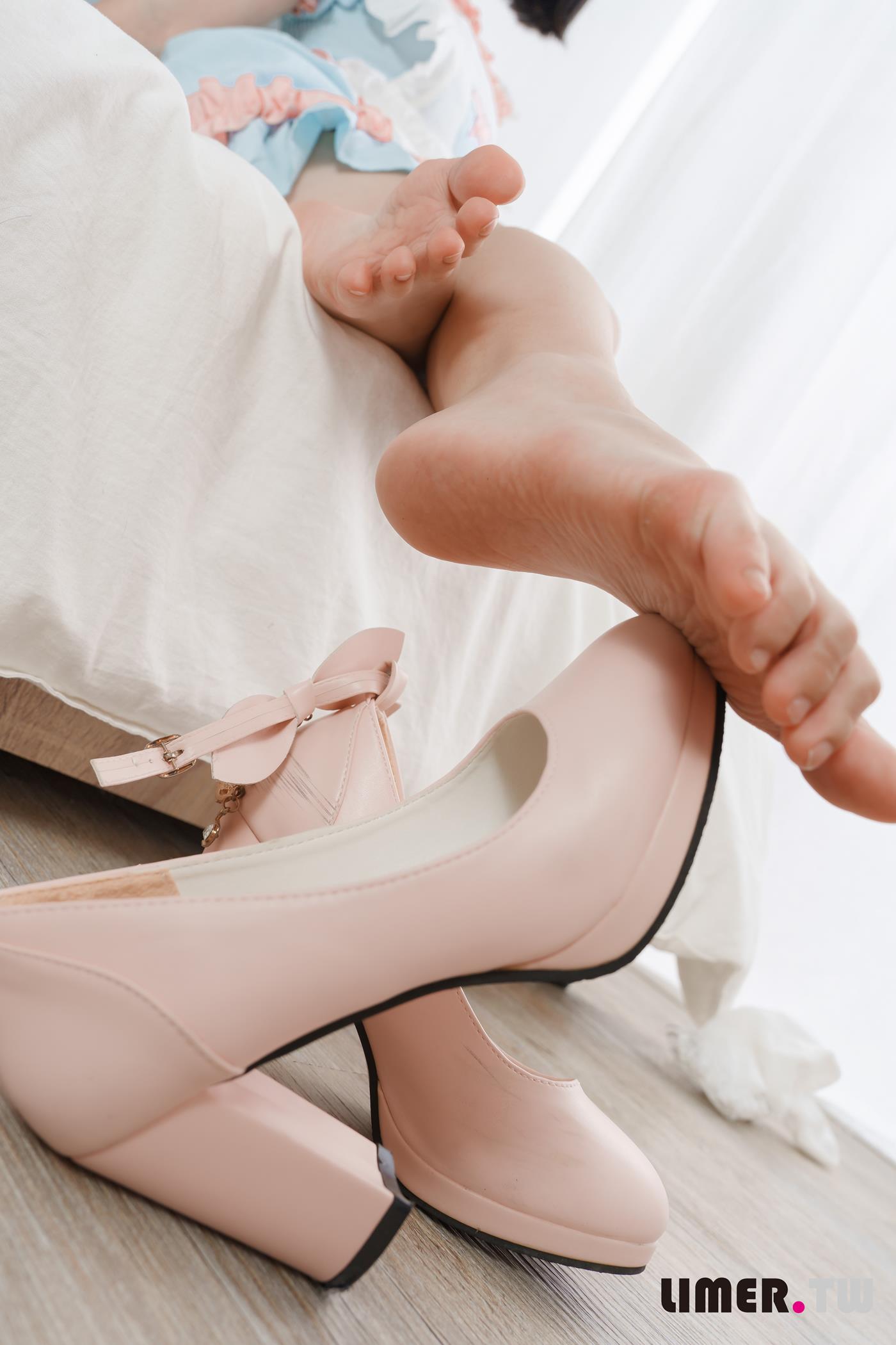 图片[41]-Limerence原创 NO.055 之之 女仆装扮柔嫩欧派与裸足 请主人享用[170P] – 速更版-美库