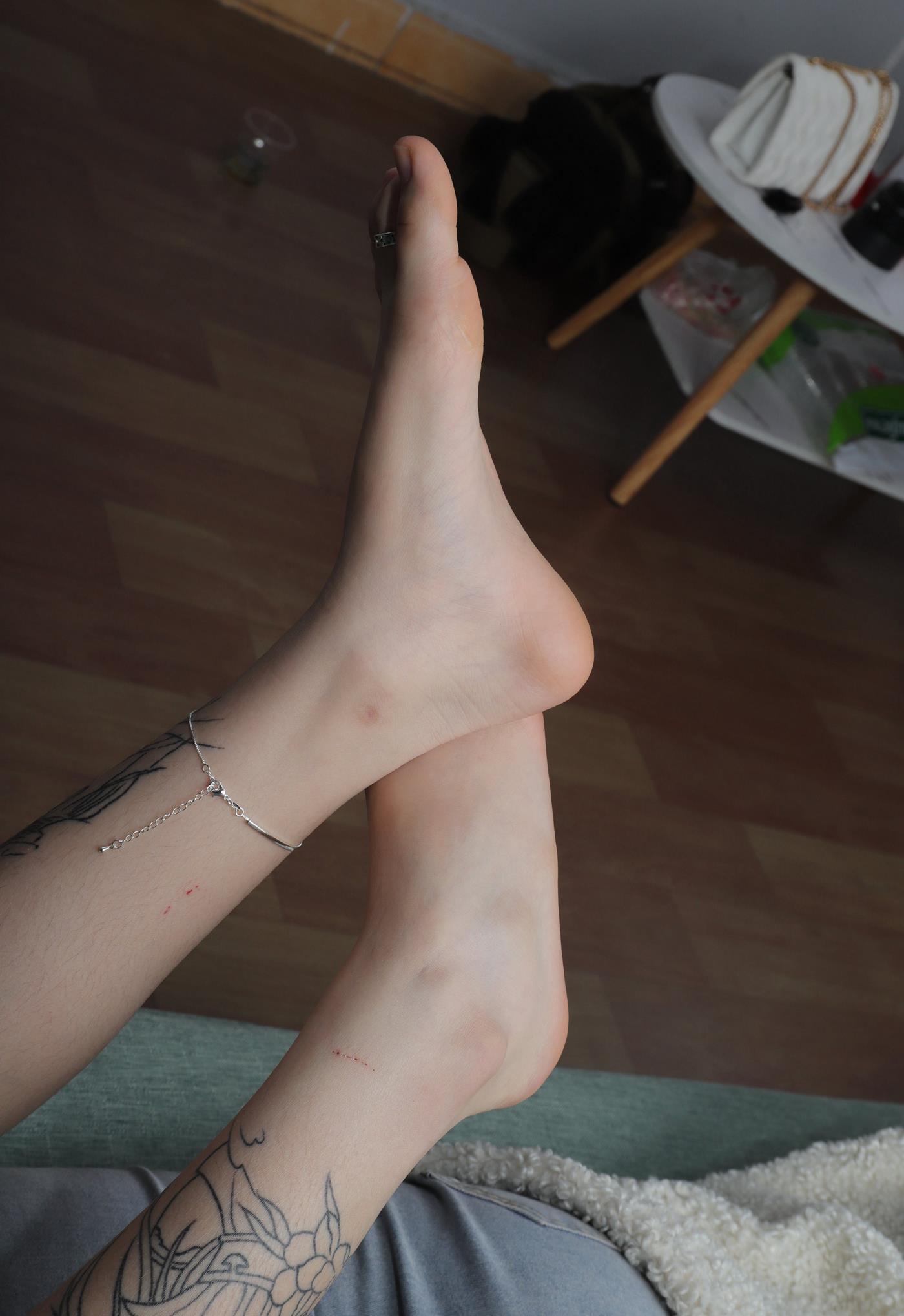 图片[82]-[Pary学生模拍] No.047 大美女婉华再次展示39码超白大美jiao [120P] – 速更版-美库