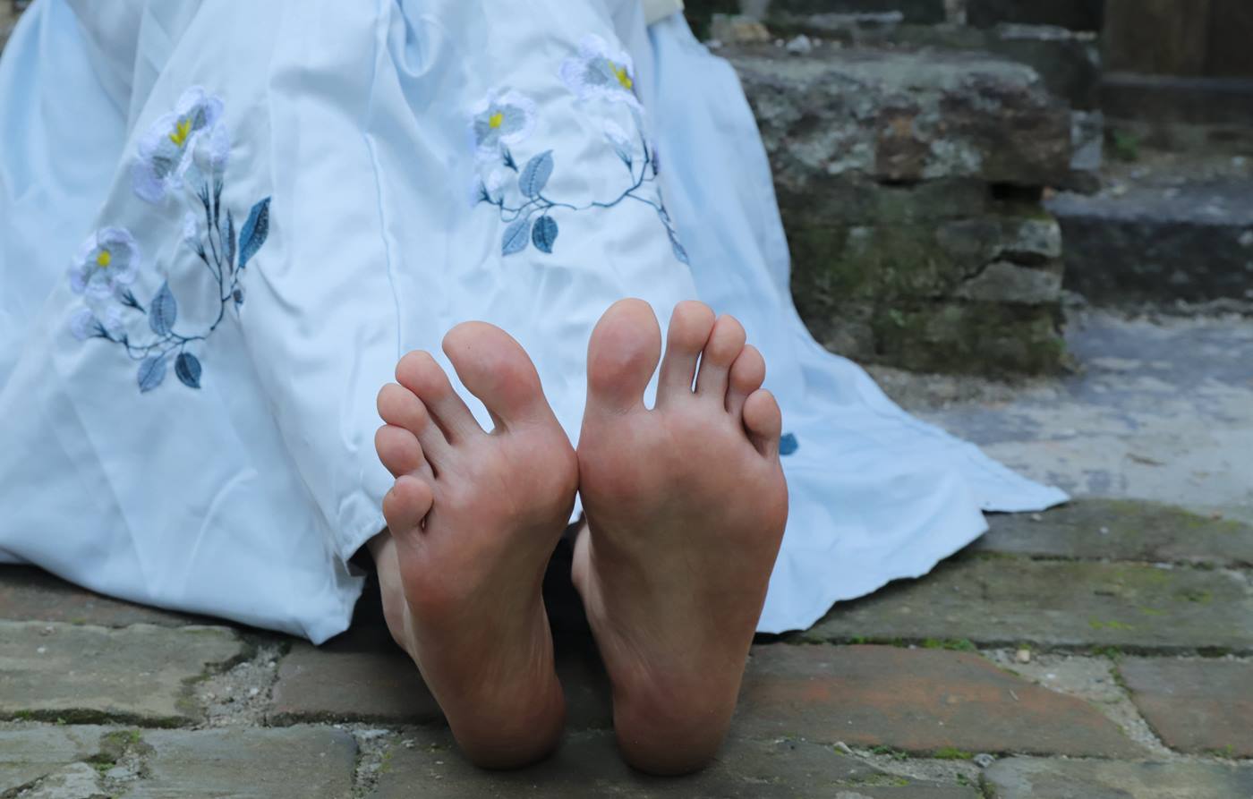 图片[12]-[Pary学生模拍] No.049 极品美女小芳穿上汉服古镇赤脚 [151P] – 速更版-美库