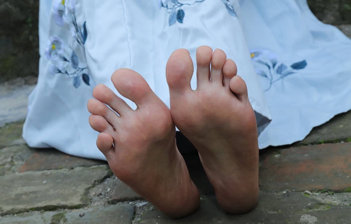 图片[13]-[Pary学生模拍] No.049 极品美女小芳穿上汉服古镇赤脚 [151P] – 速更版-美库