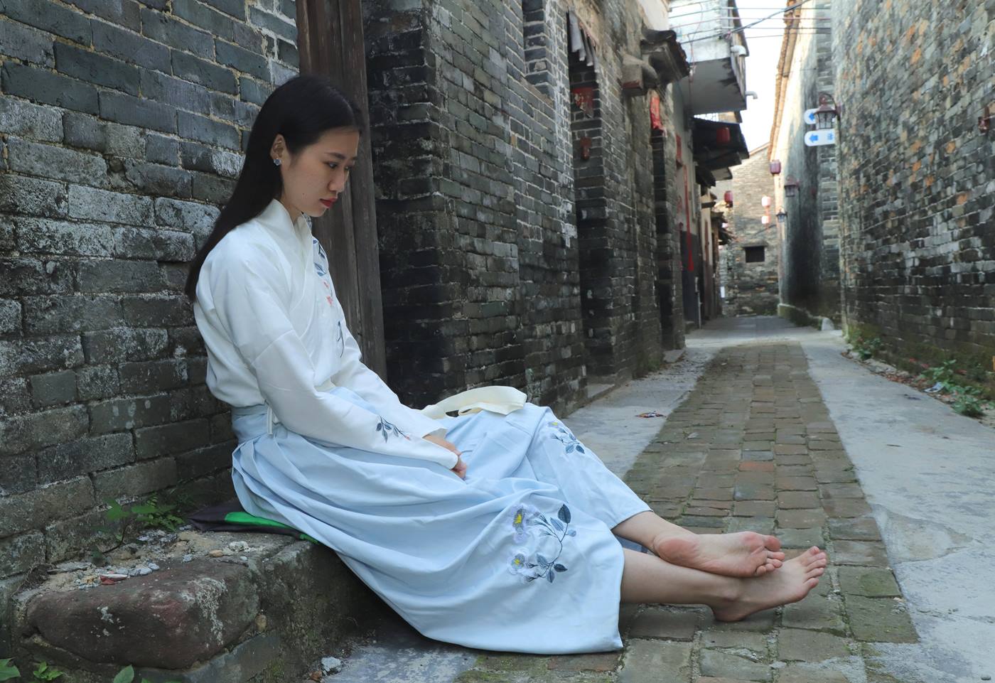 图片[15]-[Pary学生模拍] No.049 极品美女小芳穿上汉服古镇赤脚 [151P] – 速更版-美库