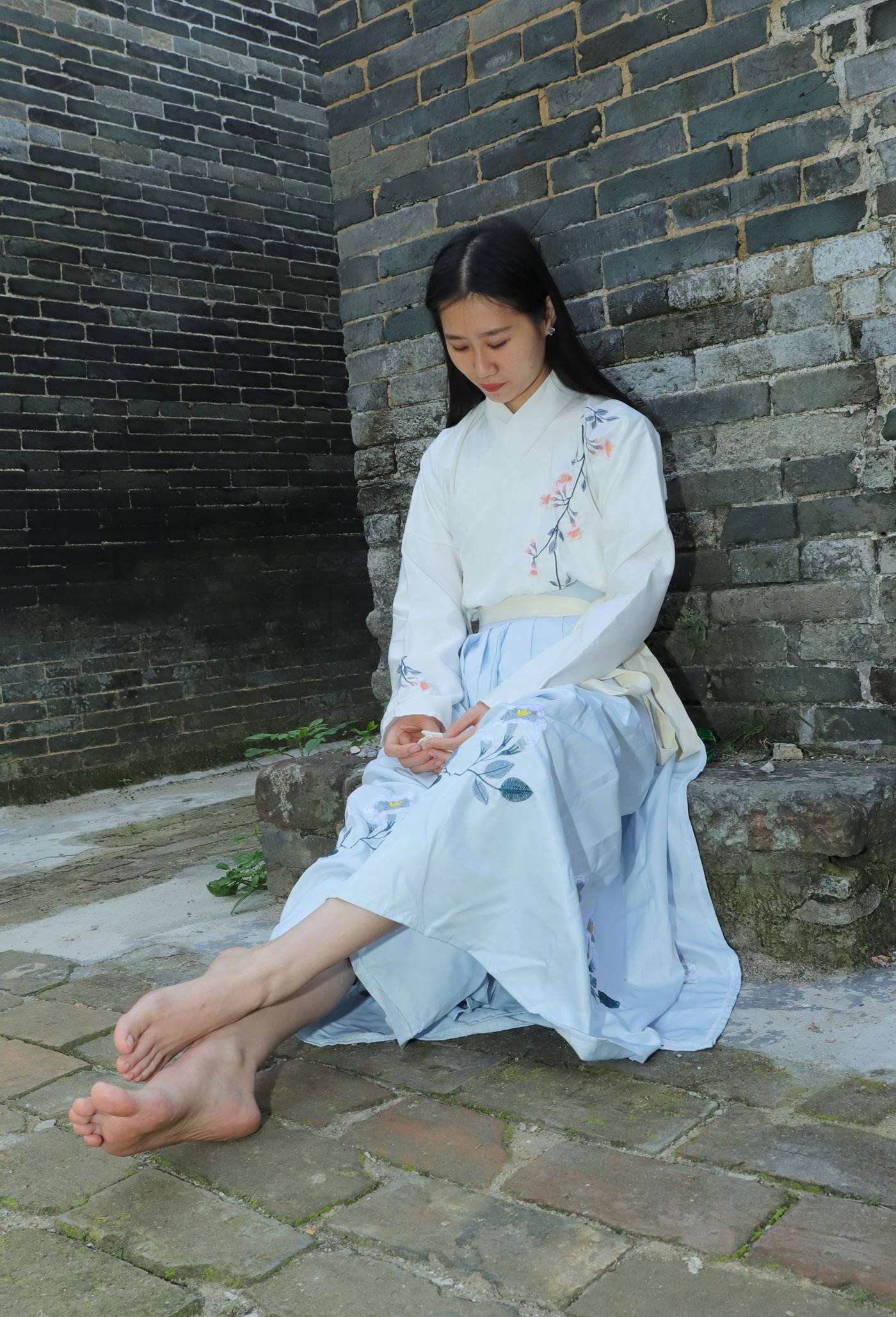 图片[24]-[Pary学生模拍] No.049 极品美女小芳穿上汉服古镇赤脚 [151P] – 速更版-美库