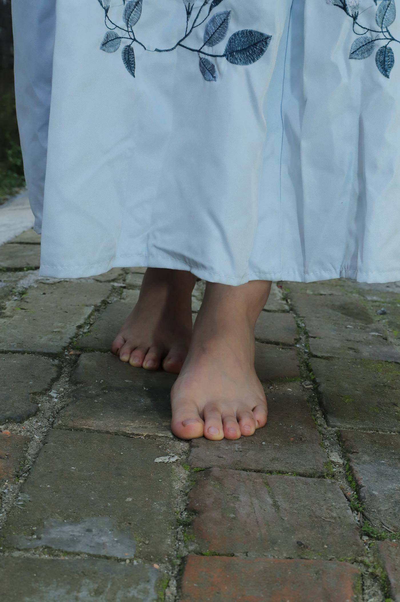 图片[28]-[Pary学生模拍] No.049 极品美女小芳穿上汉服古镇赤脚 [151P] – 速更版-美库