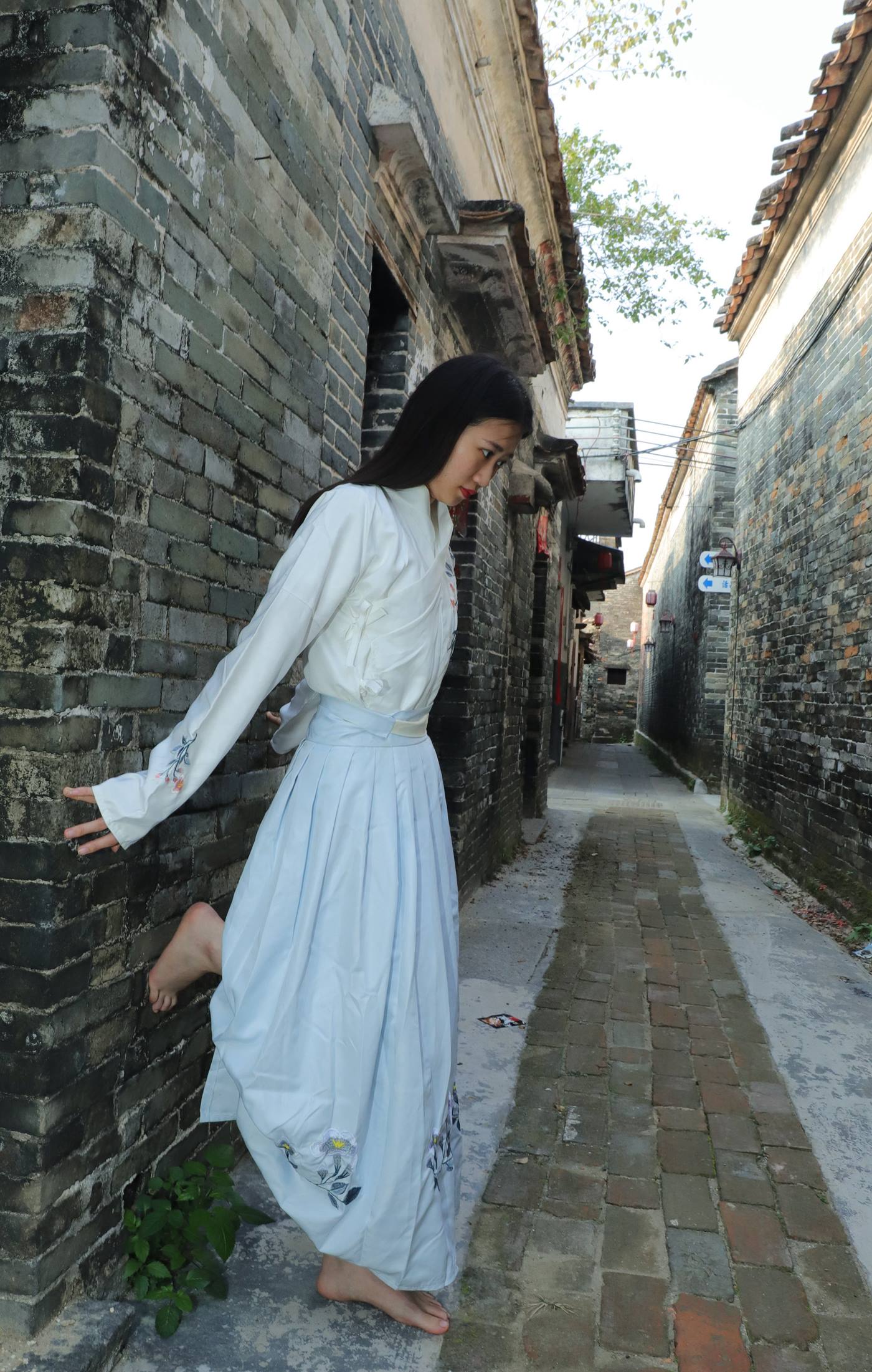 图片[29]-[Pary学生模拍] No.049 极品美女小芳穿上汉服古镇赤脚 [151P] – 速更版-美库