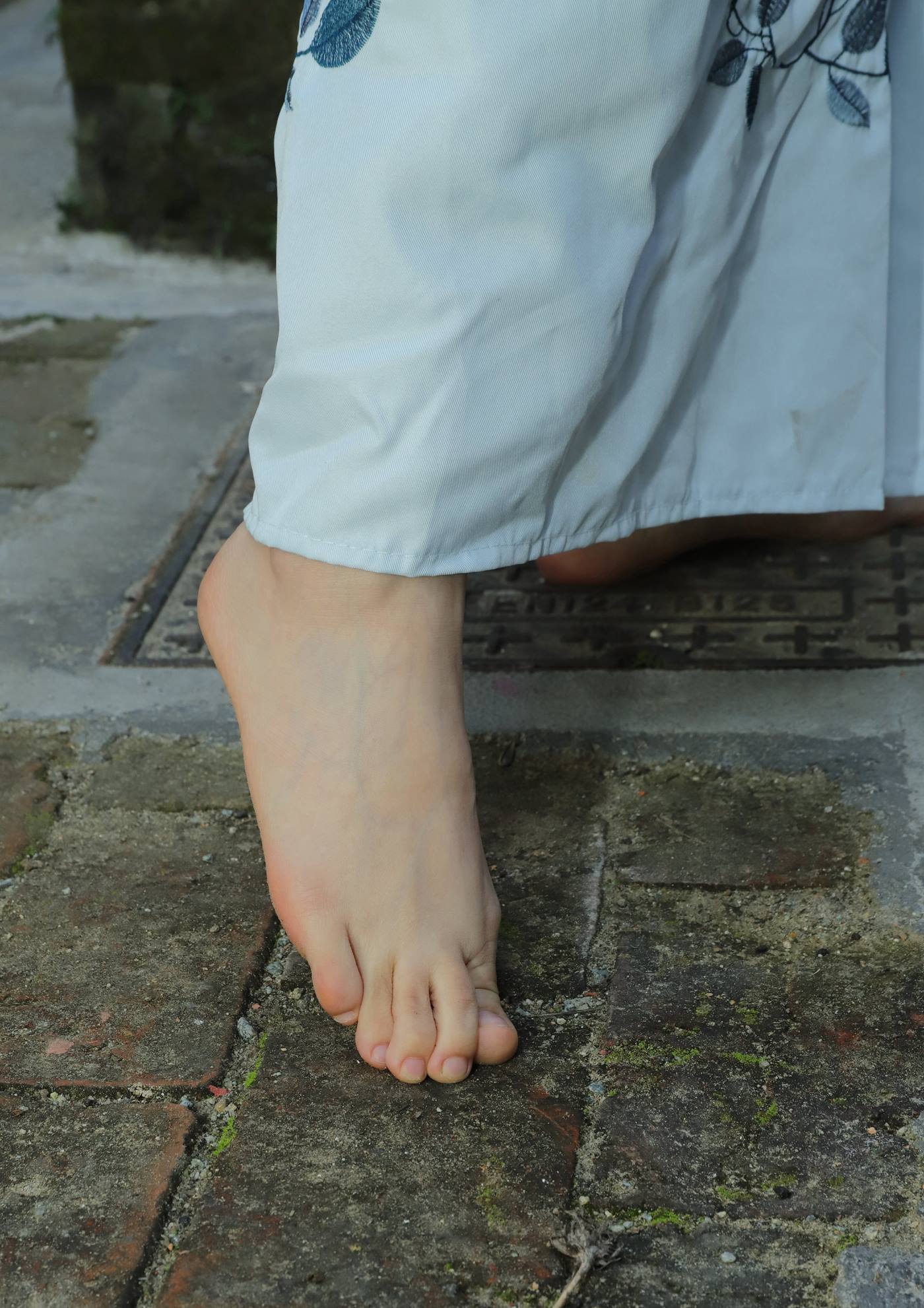 图片[33]-[Pary学生模拍] No.049 极品美女小芳穿上汉服古镇赤脚 [151P] – 速更版-美库