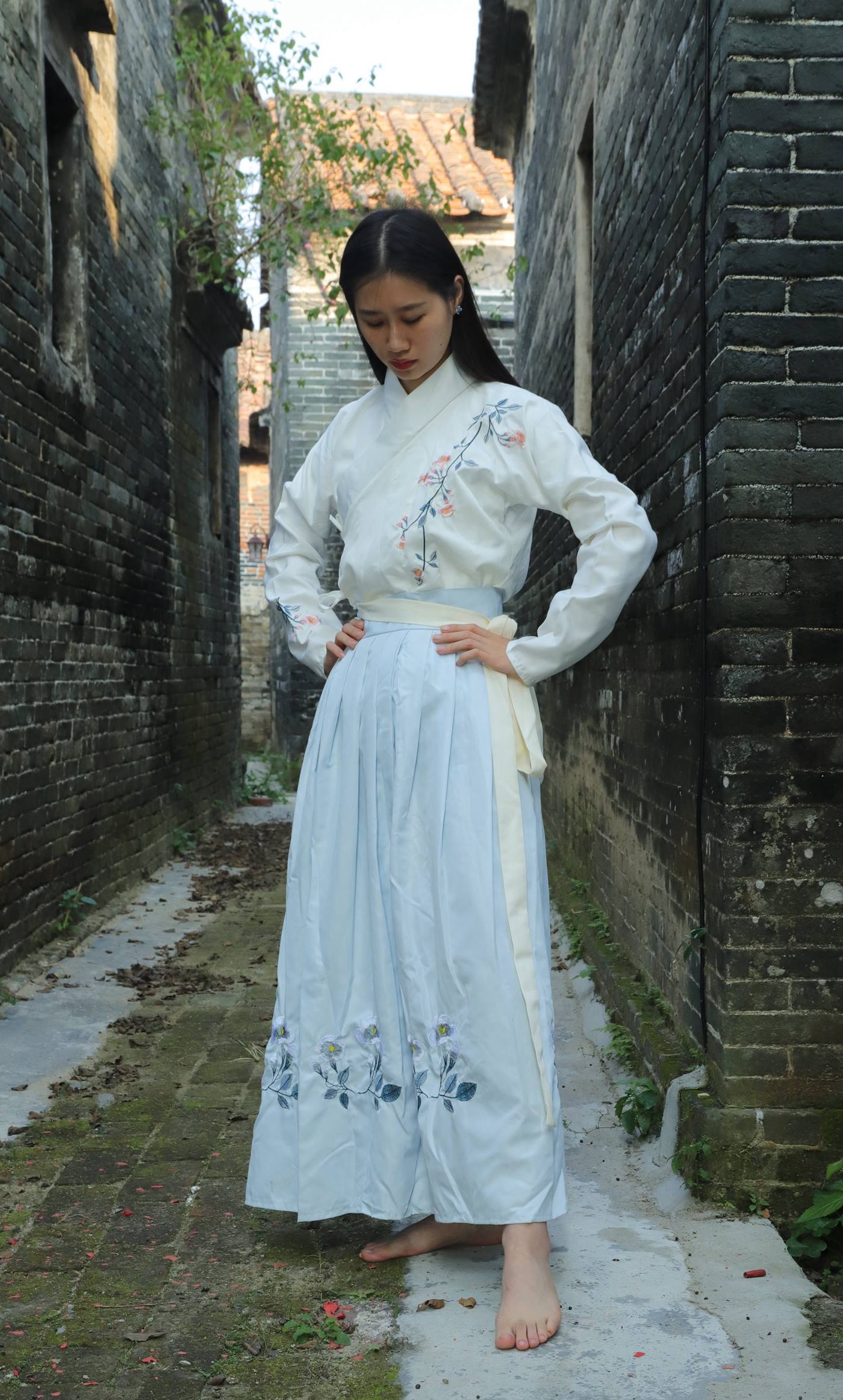 图片[36]-[Pary学生模拍] No.049 极品美女小芳穿上汉服古镇赤脚 [151P] – 速更版-美库