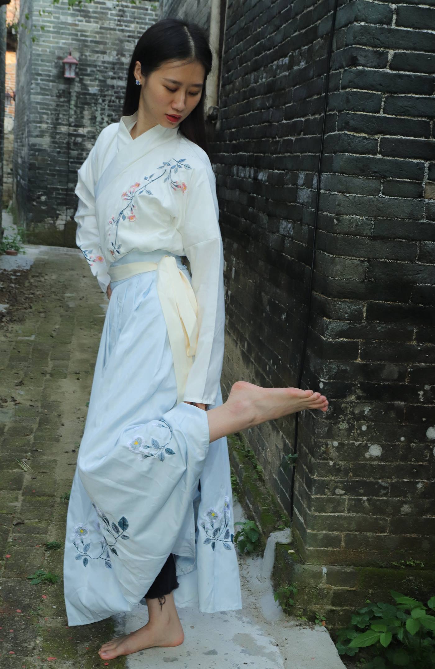 图片[37]-[Pary学生模拍] No.049 极品美女小芳穿上汉服古镇赤脚 [151P] – 速更版-美库