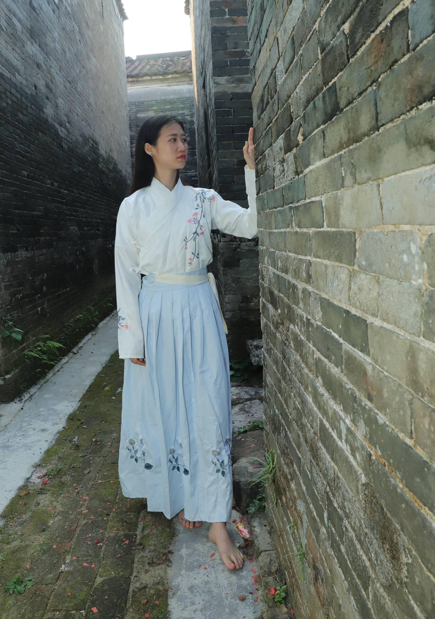 图片[40]-[Pary学生模拍] No.049 极品美女小芳穿上汉服古镇赤脚 [151P] – 速更版-美库