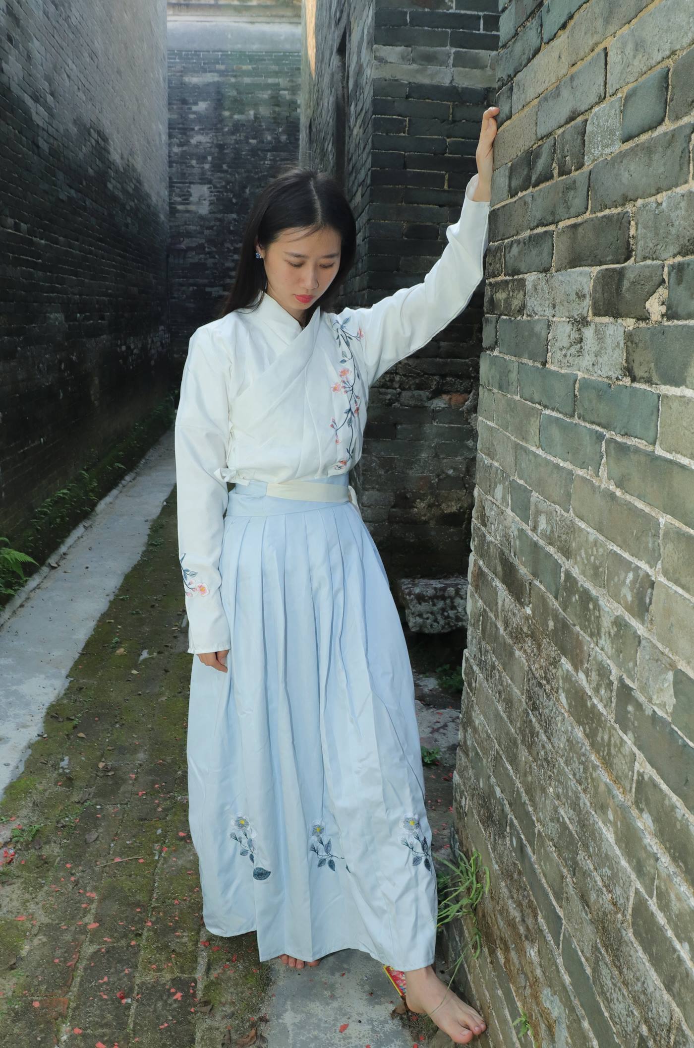 图片[41]-[Pary学生模拍] No.049 极品美女小芳穿上汉服古镇赤脚 [151P] – 速更版-美库