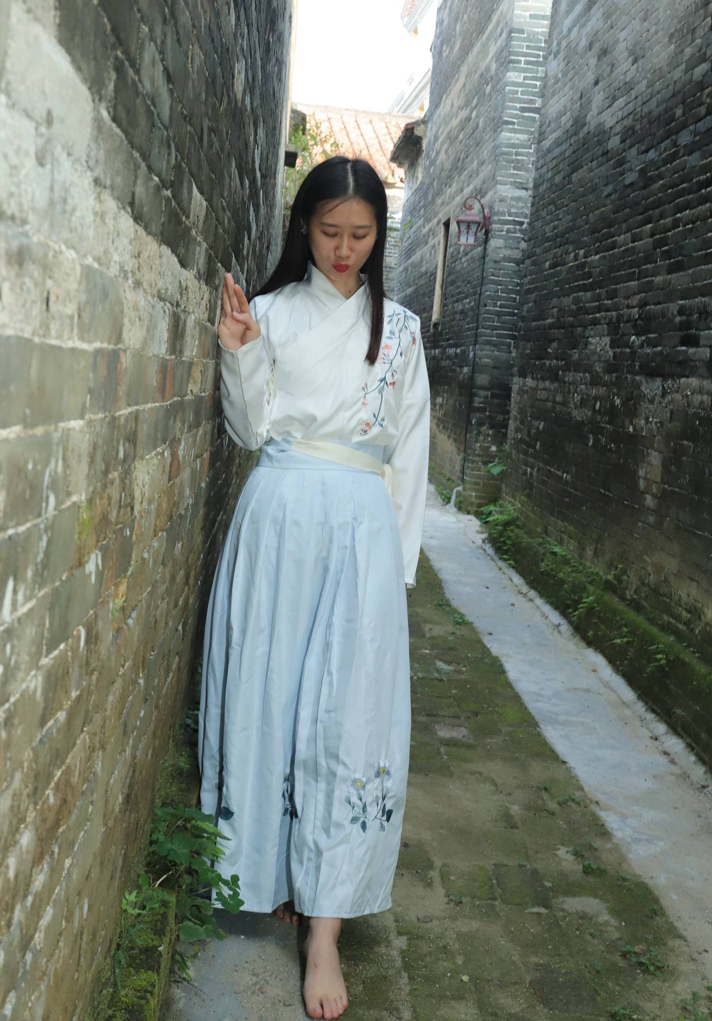 图片[49]-[Pary学生模拍] No.049 极品美女小芳穿上汉服古镇赤脚 [151P] – 速更版-美库